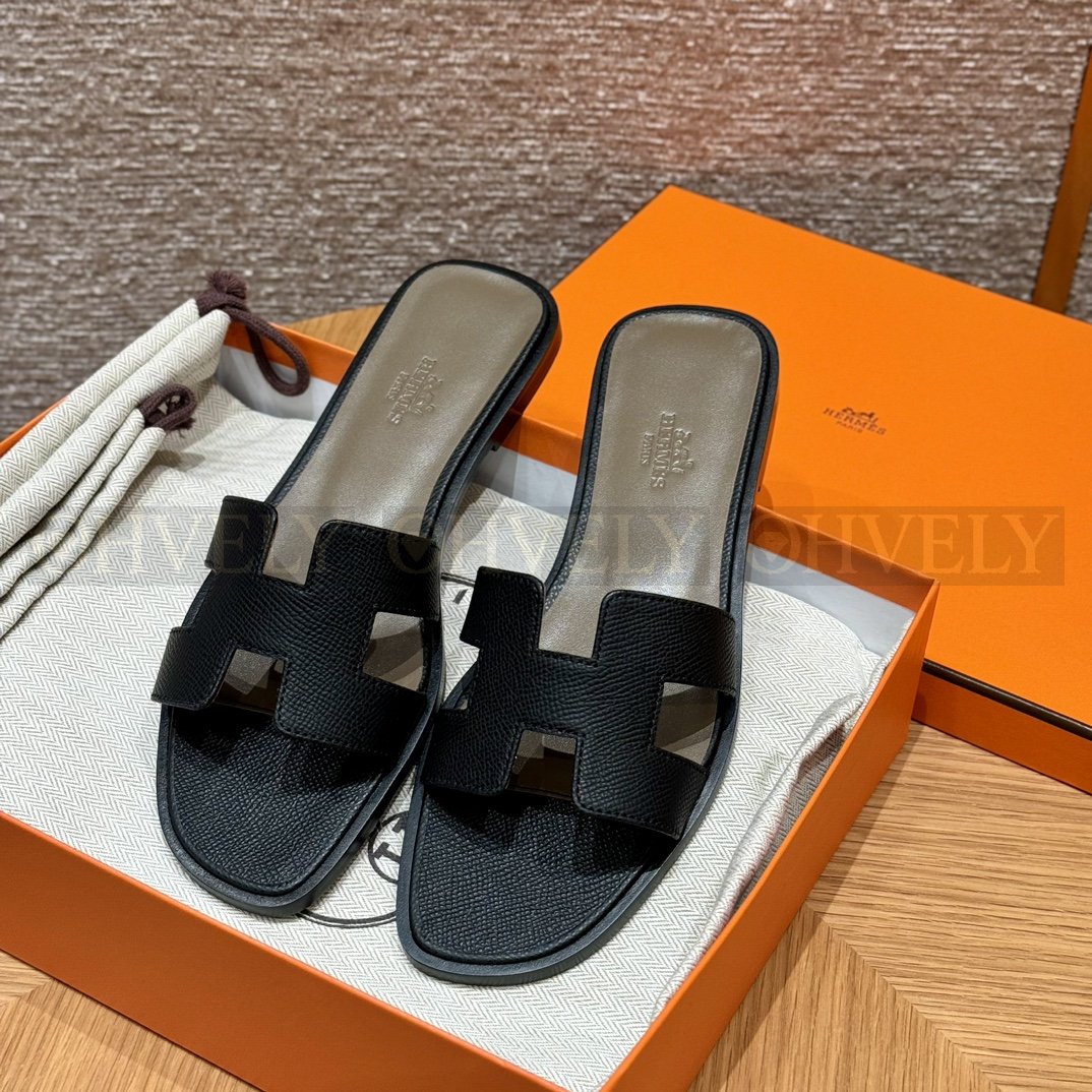 HERMÈS 에르메스 오란 샌들 엡송 카프스킨 (Black) 상품 썸네일