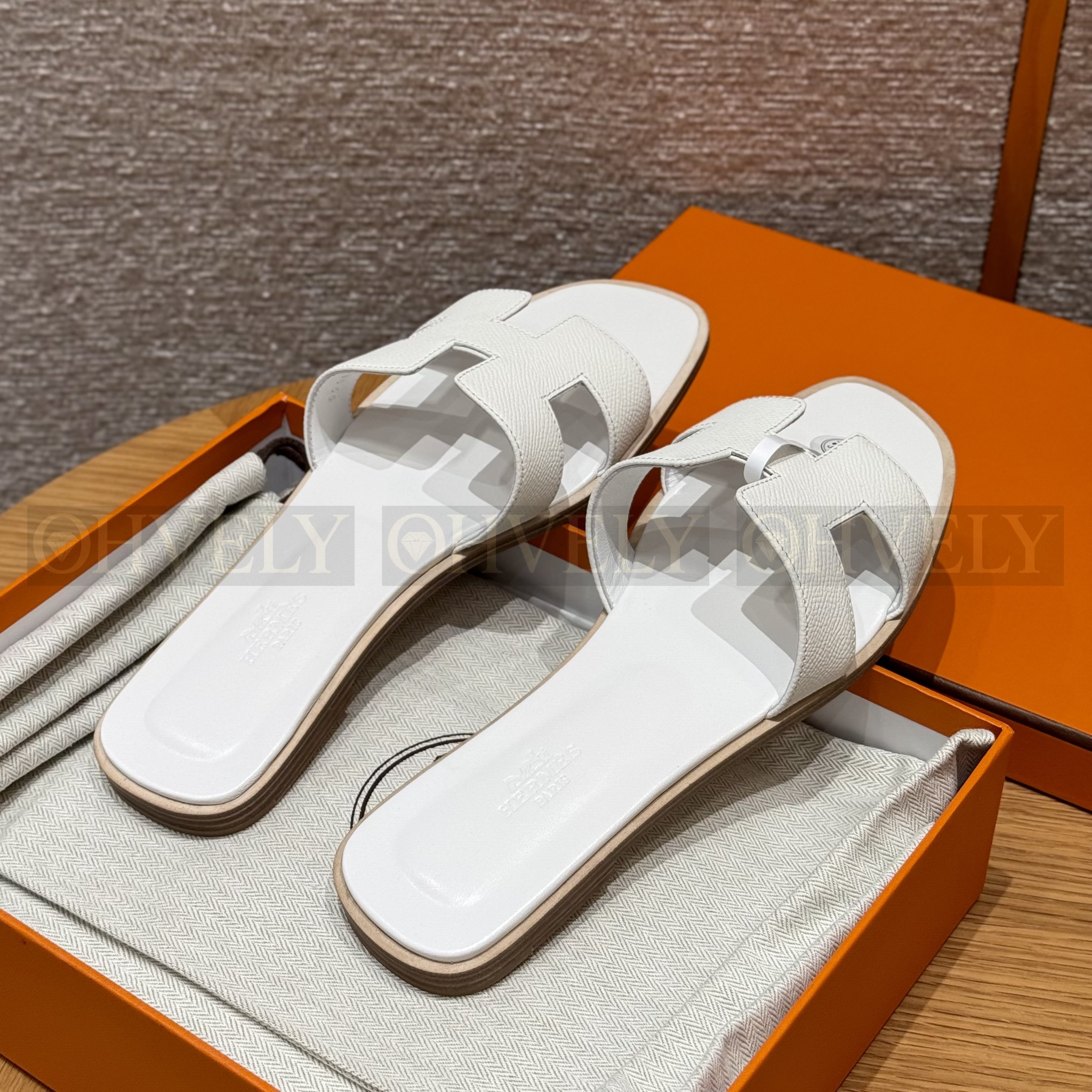 HERMÈS 에르메스 오란 샌들 엡송 카프스킨 (Blanc) 상품 썸네일