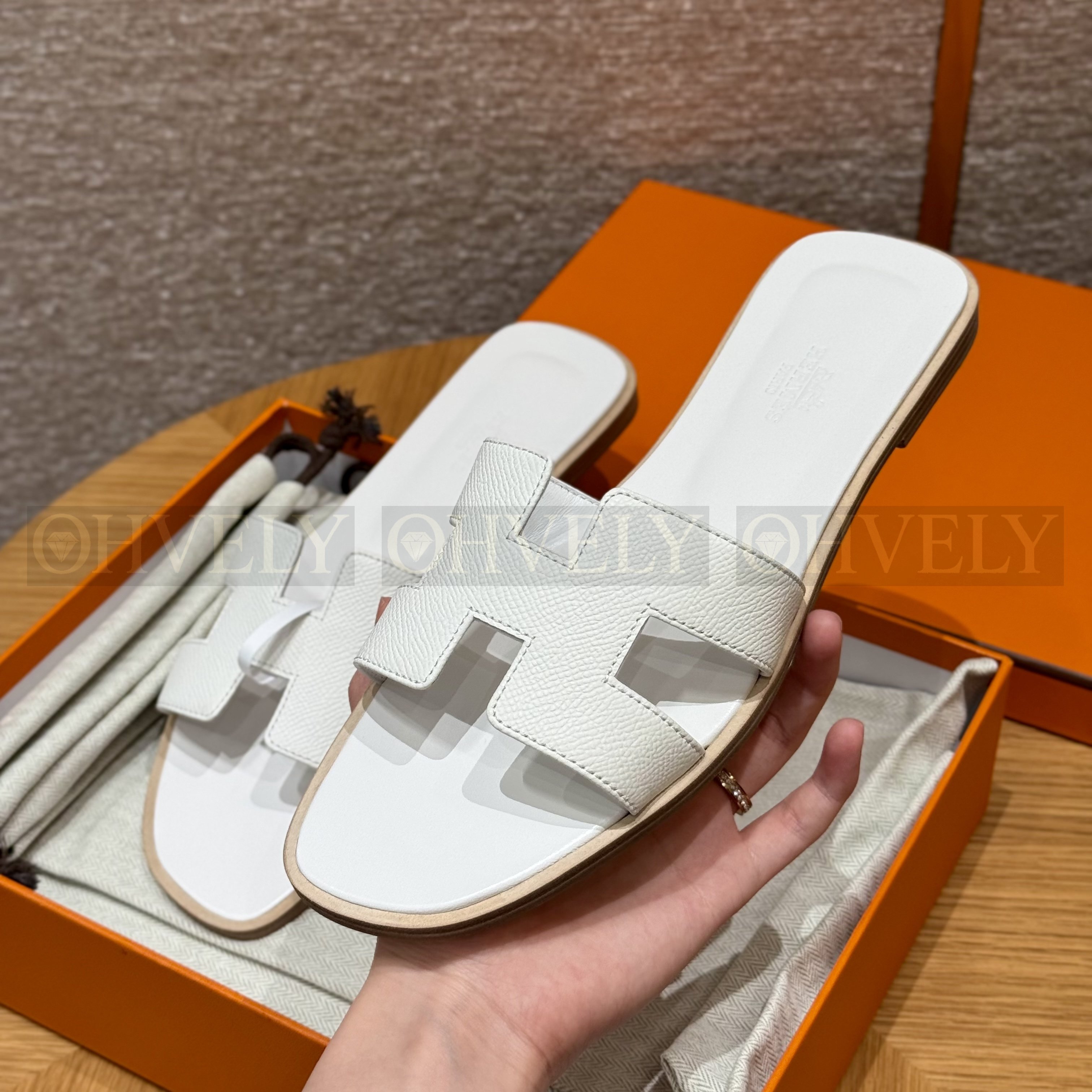 HERMÈS 에르메스 오란 샌들 엡송 카프스킨 (Blanc) 상품 썸네일