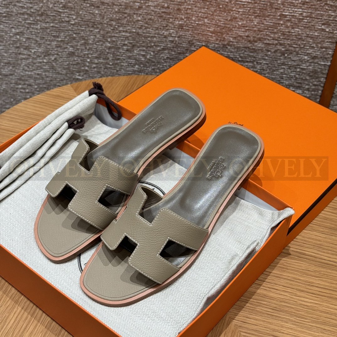 HERMÈS 에르메스 오란 샌들 엡송 카프스킨 (Trench) 상품 썸네일