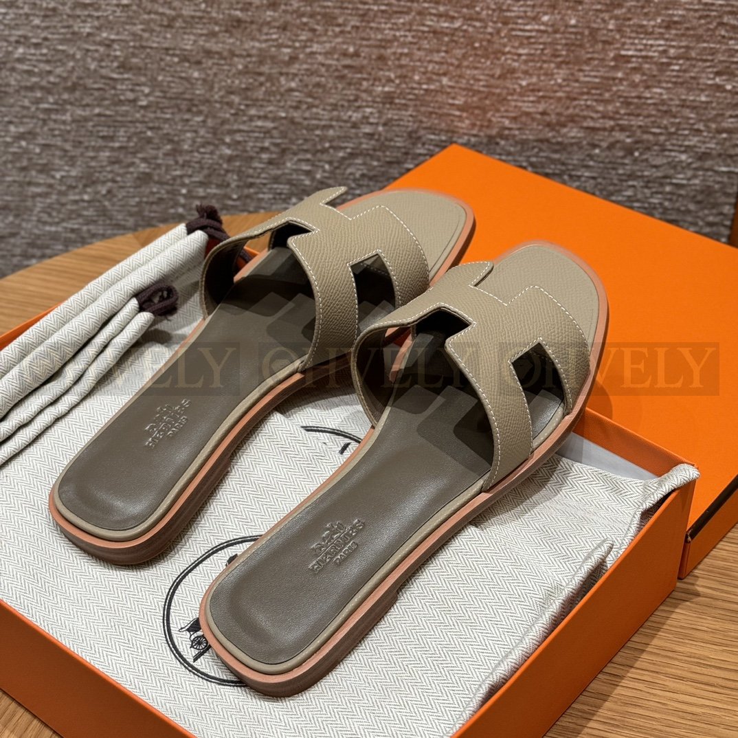 HERMÈS 에르메스 오란 샌들 엡송 카프스킨 (Trench) 상품 썸네일