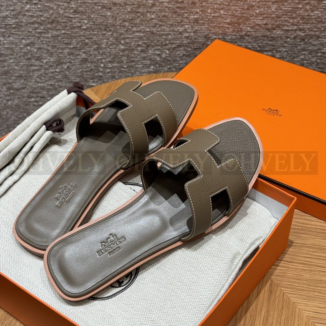 HERMÈS 에르메스 오란 샌들 엡송 카프스킨 (Etoupe) 상품 썸네일