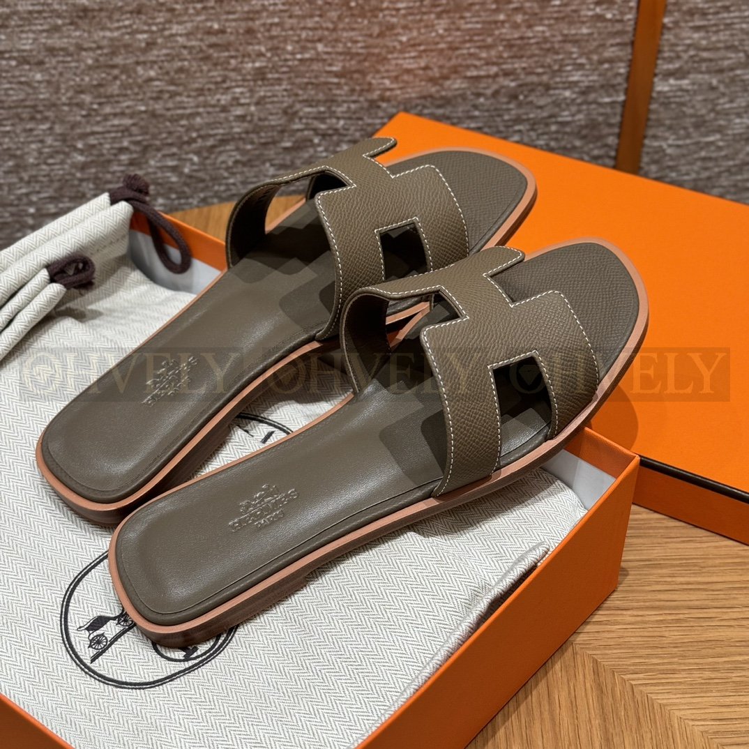 HERMÈS 에르메스 오란 샌들 엡송 카프스킨 (Etoupe) 상품 썸네일
