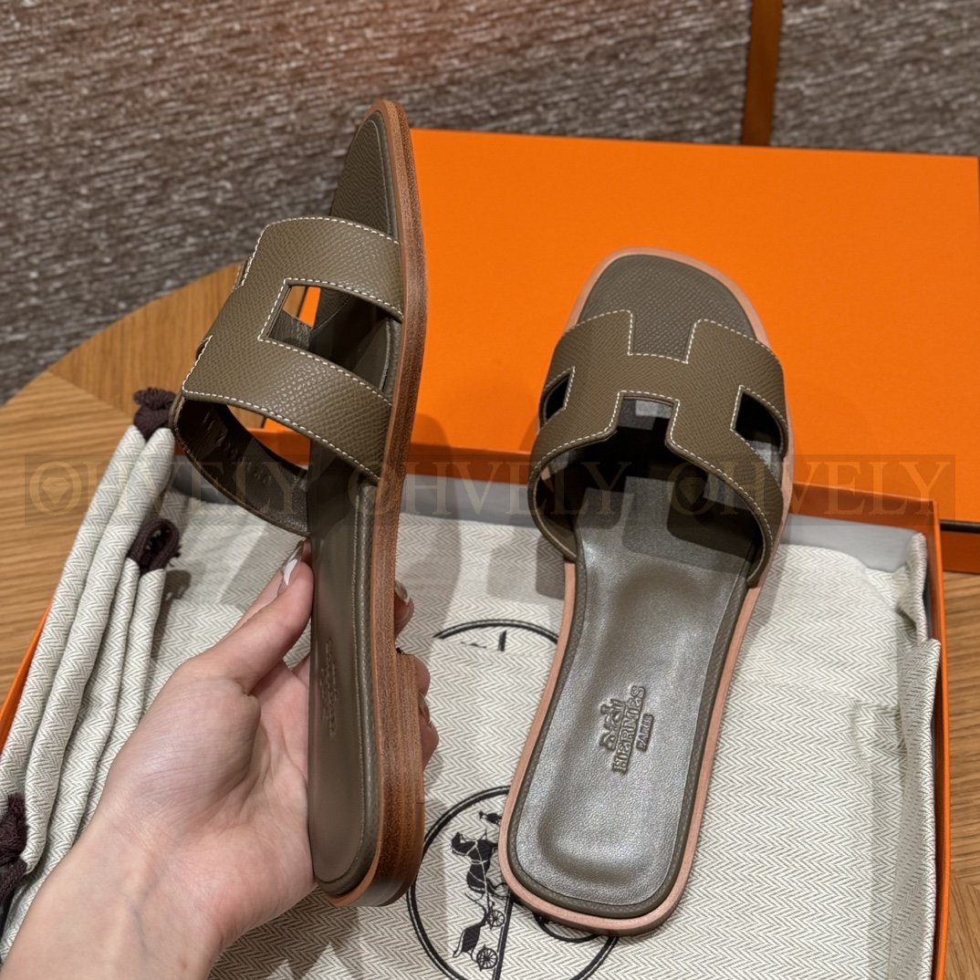 HERMÈS 에르메스 오란 샌들 엡송 카프스킨 (Etoupe) 상품 썸네일