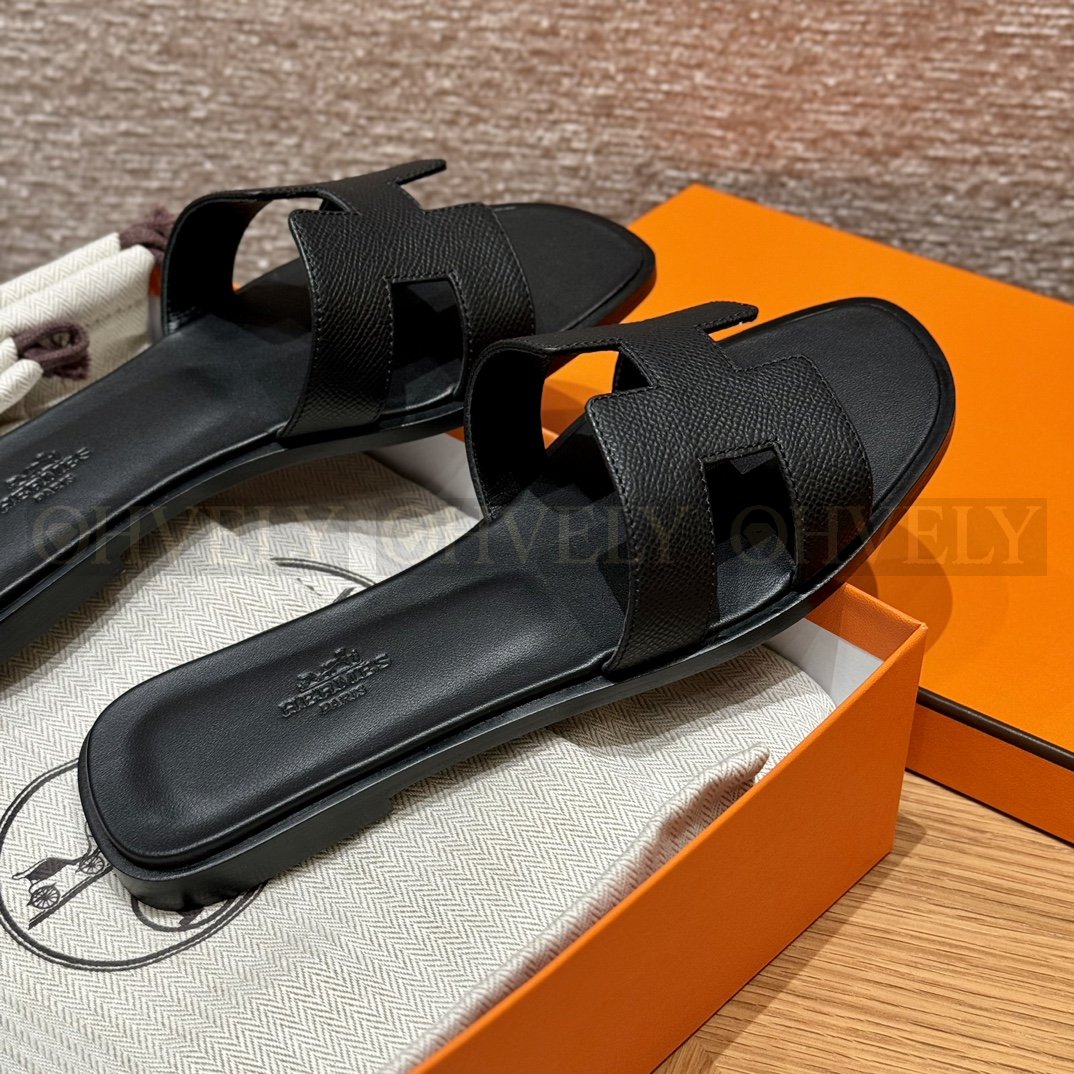 HERMÈS 에르메스 오란 샌들 엡송 카프스킨 (Black) 상품 썸네일