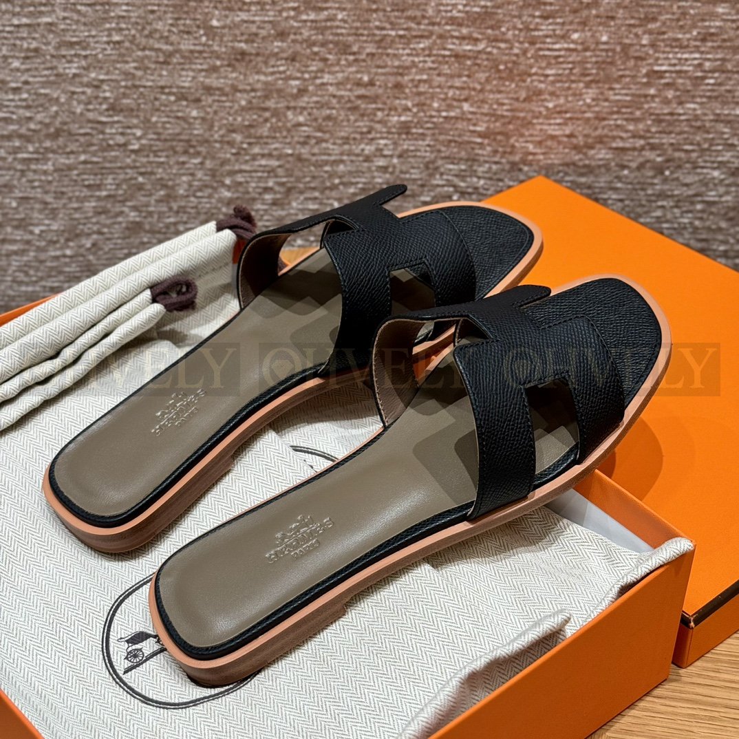 HERMÈS 에르메스 오란 샌들 엡송 카프스킨 (Black) 상품 썸네일