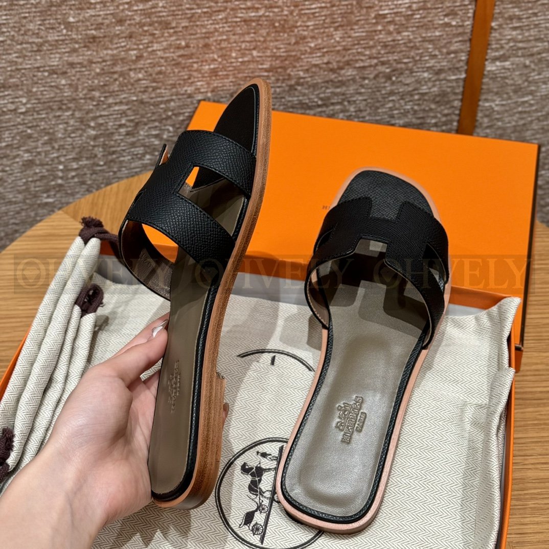 HERMÈS 에르메스 오란 샌들 엡송 카프스킨 (Black) 상품 썸네일