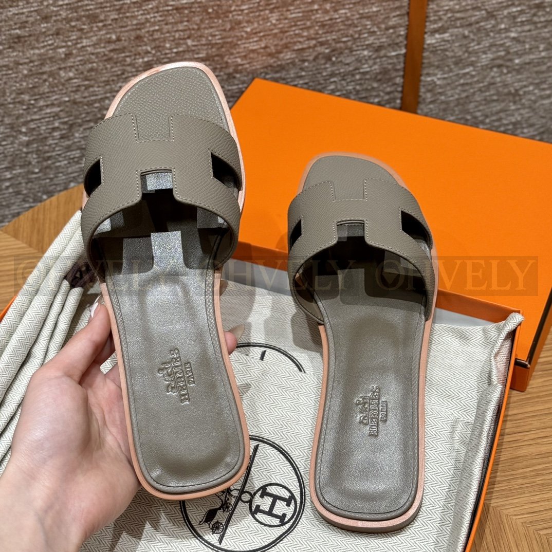 HERMÈS 에르메스 오란 샌들 엡송 카프스킨 (Gris Asphalte) 상품 썸네일