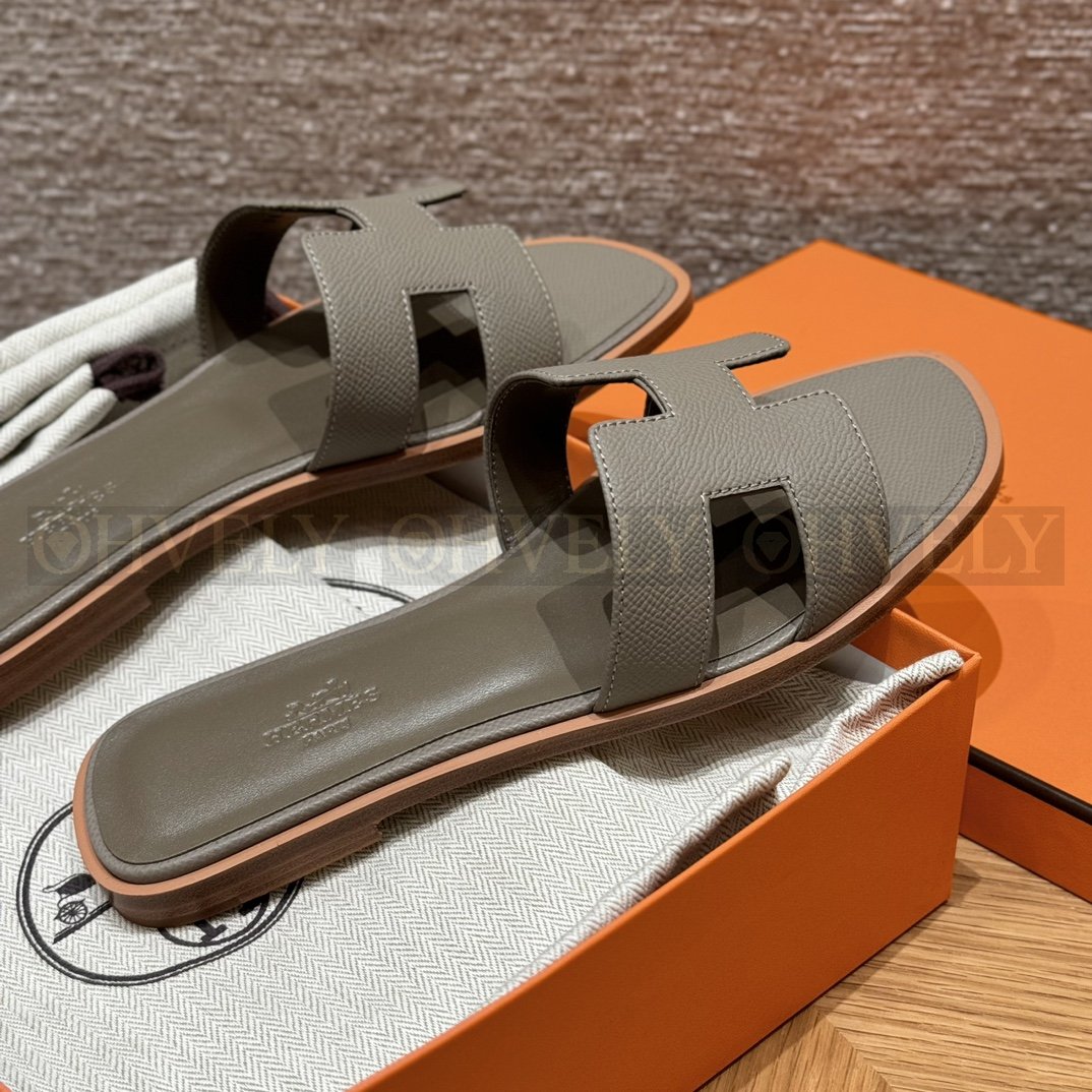 HERMÈS 에르메스 오란 샌들 엡송 카프스킨 (Gris Asphalte) 상품 썸네일
