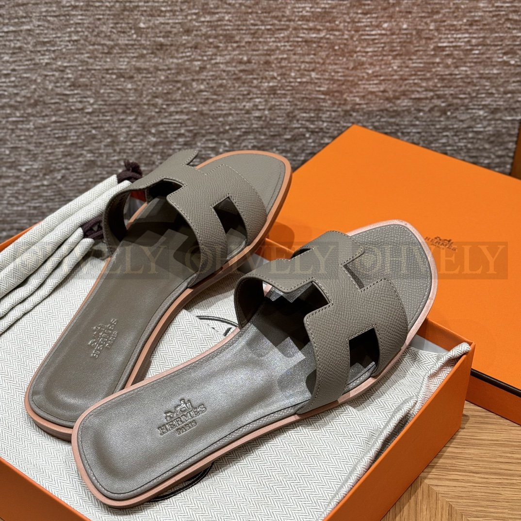 HERMÈS 에르메스 오란 샌들 엡송 카프스킨 (Gris Asphalte) 상품 썸네일