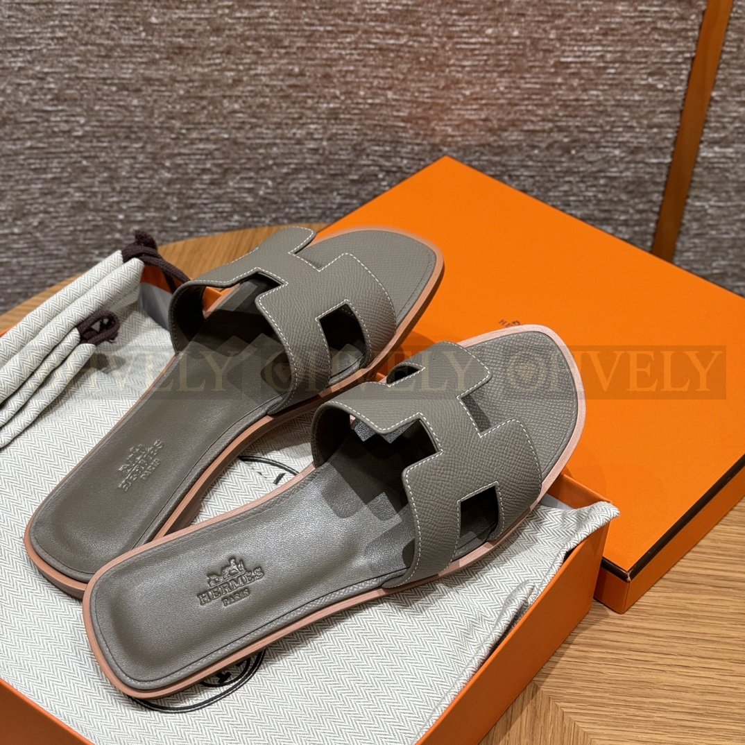 HERMÈS 에르메스 오란 샌들 엡송 카프스킨 (Gris Asphalte) 상품 썸네일