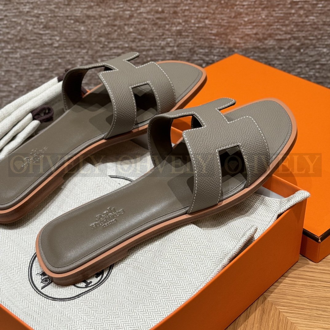 HERMÈS 에르메스 오란 샌들 엡송 카프스킨 (Gris Asphalte) 상품 썸네일