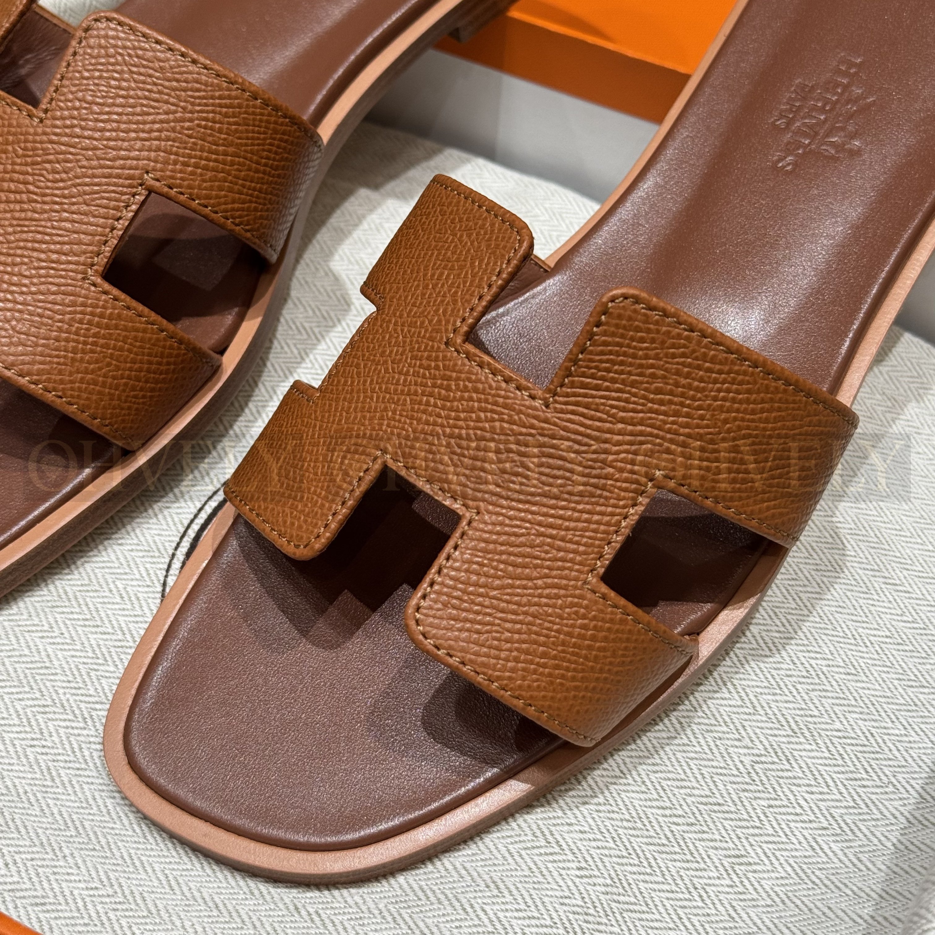 HERMÈS 에르메스 오란 샌들 엡송 카프스킨 (Gold) 상품 썸네일