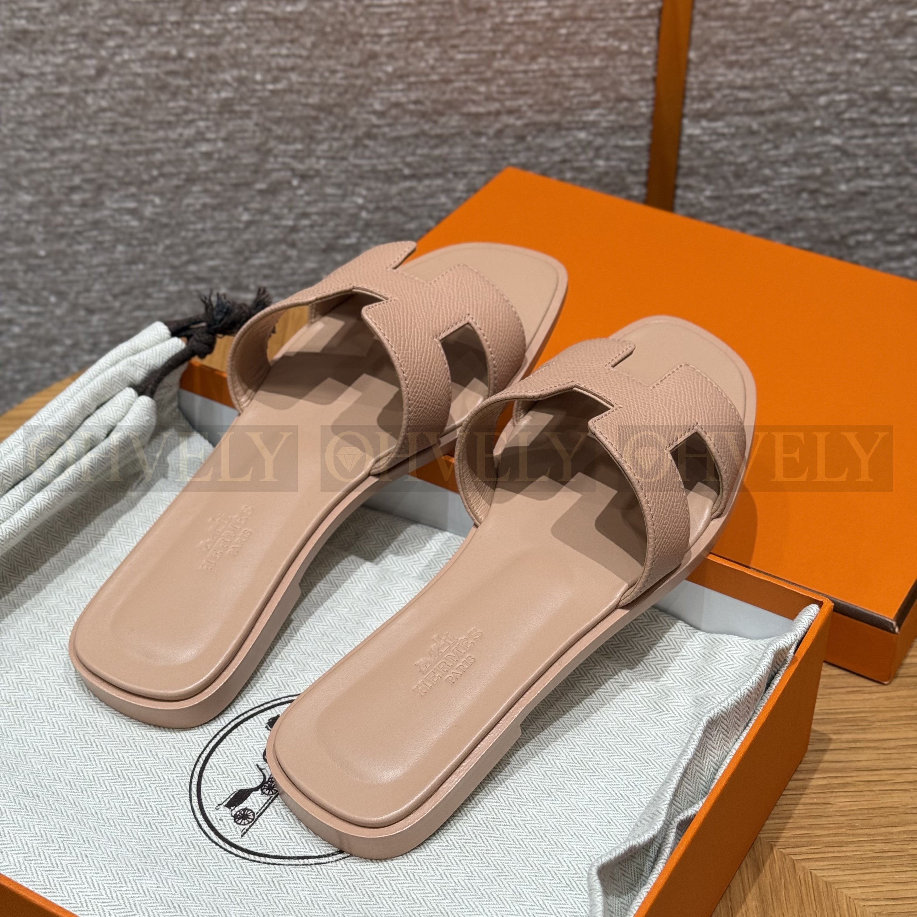 HERMÈS 에르메스 오란 샌들 엡송 카프스킨 (Pelino beige) 상품 썸네일