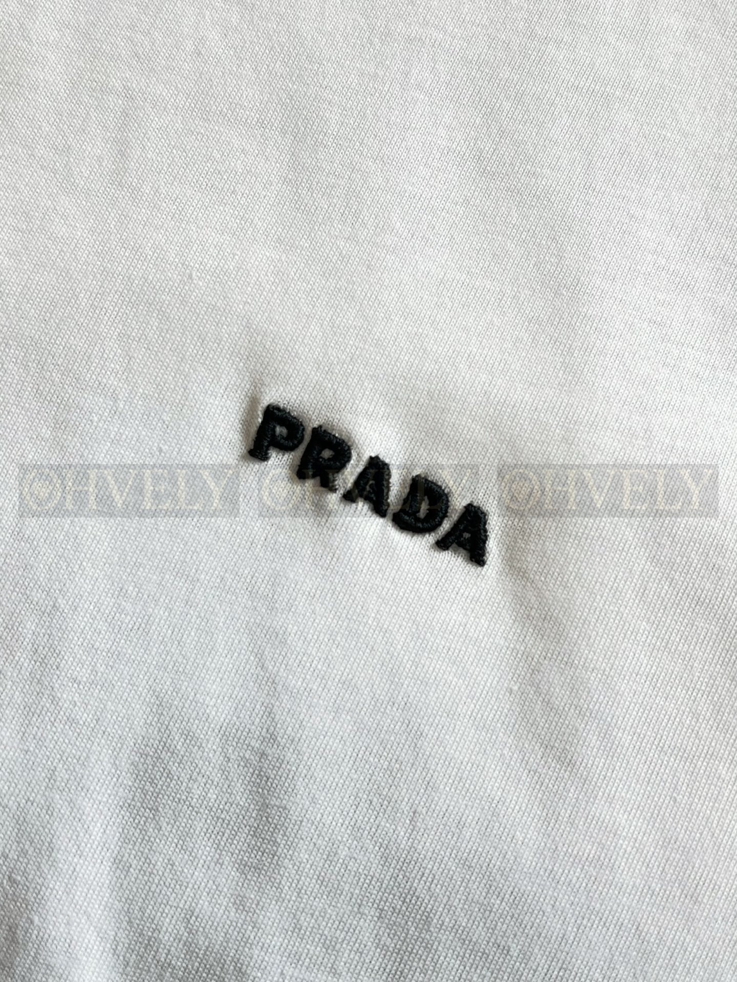 【 ZP버전 】프라다 PRADA 소형 자수 로고 반팔 티셔츠 상품 썸네일