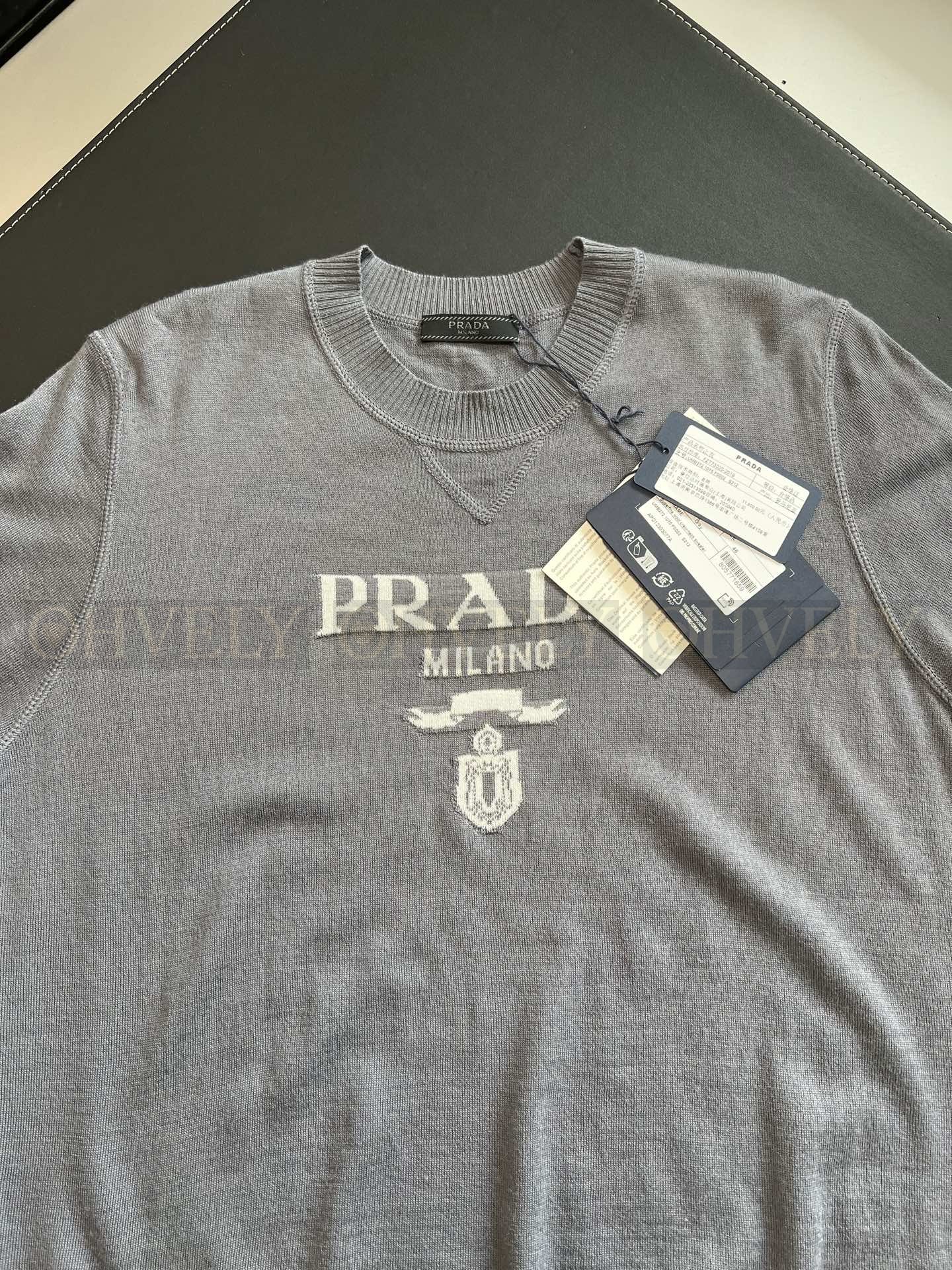 【 ZP버전 】프라다 PRADA 클래식 로고 자카드 반팔 니트 상품 썸네일