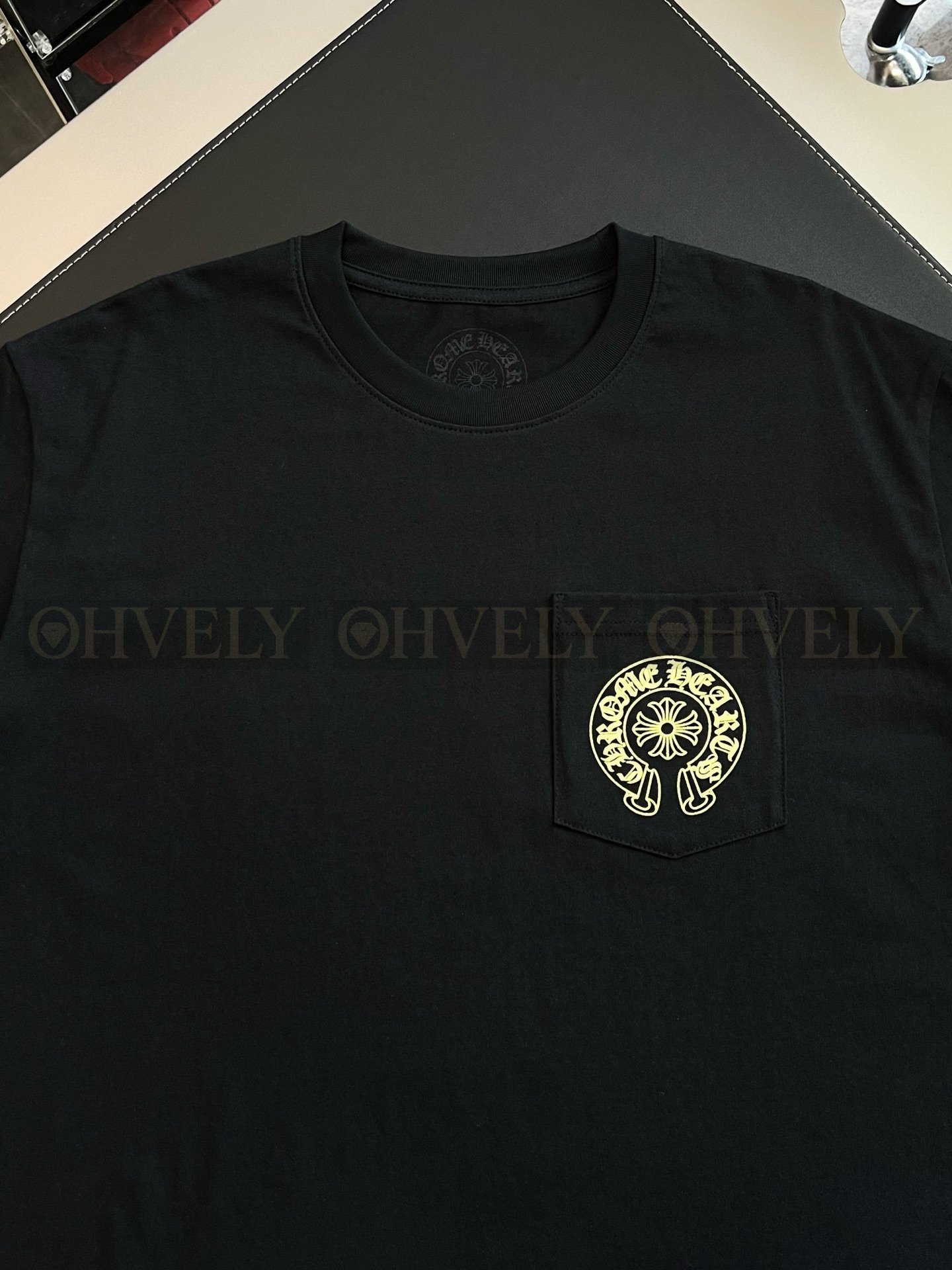 【 ZP버전 】크롬하츠 Chrome Hearts 네온 호스슈 포켓 반팔 티셔츠 상품 썸네일