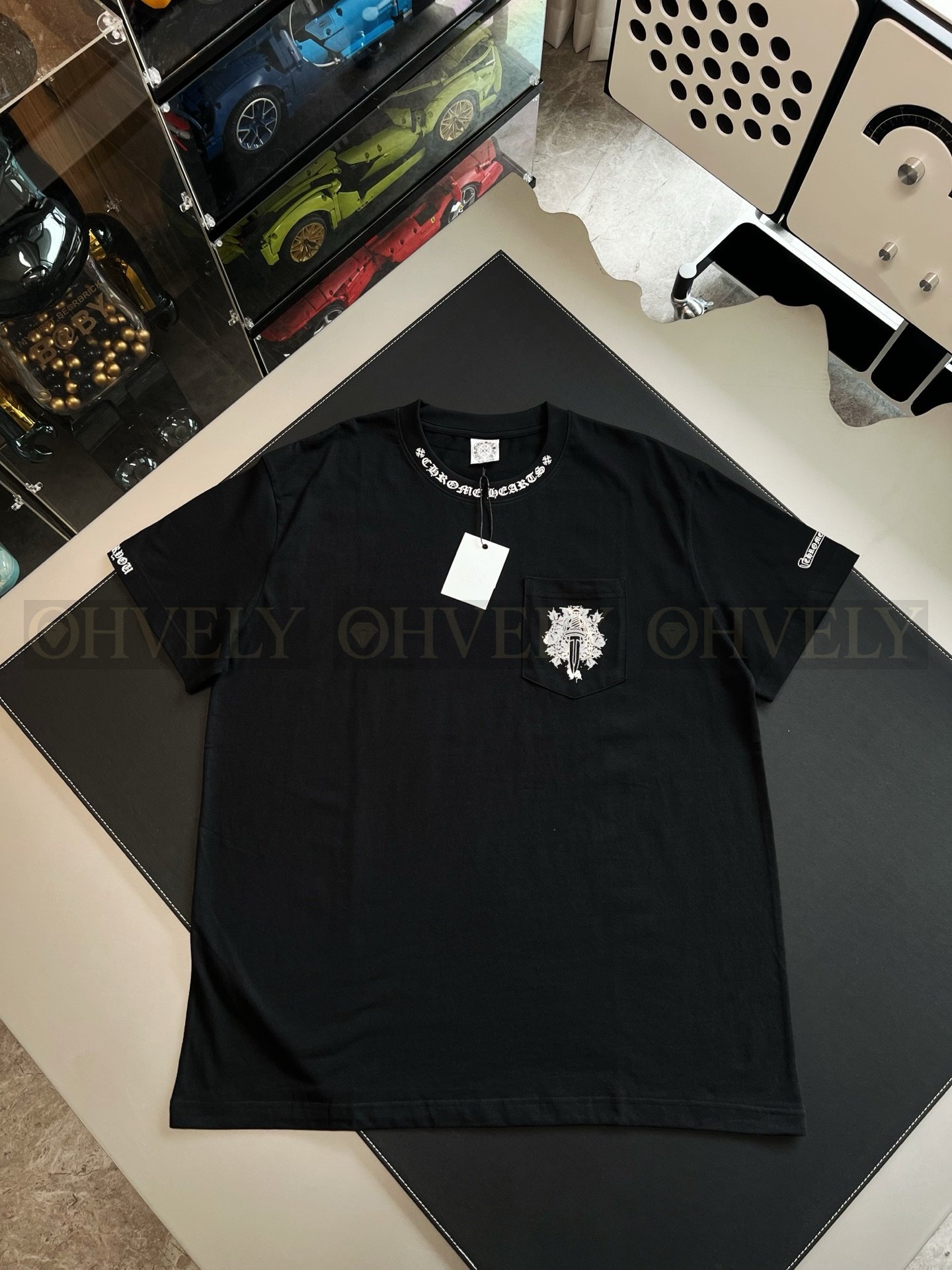 【 ZP버전 】크롬하츠 Chrome Hearts 넥 로고 대거 포켓 반팔 티셔츠 상품 썸네일