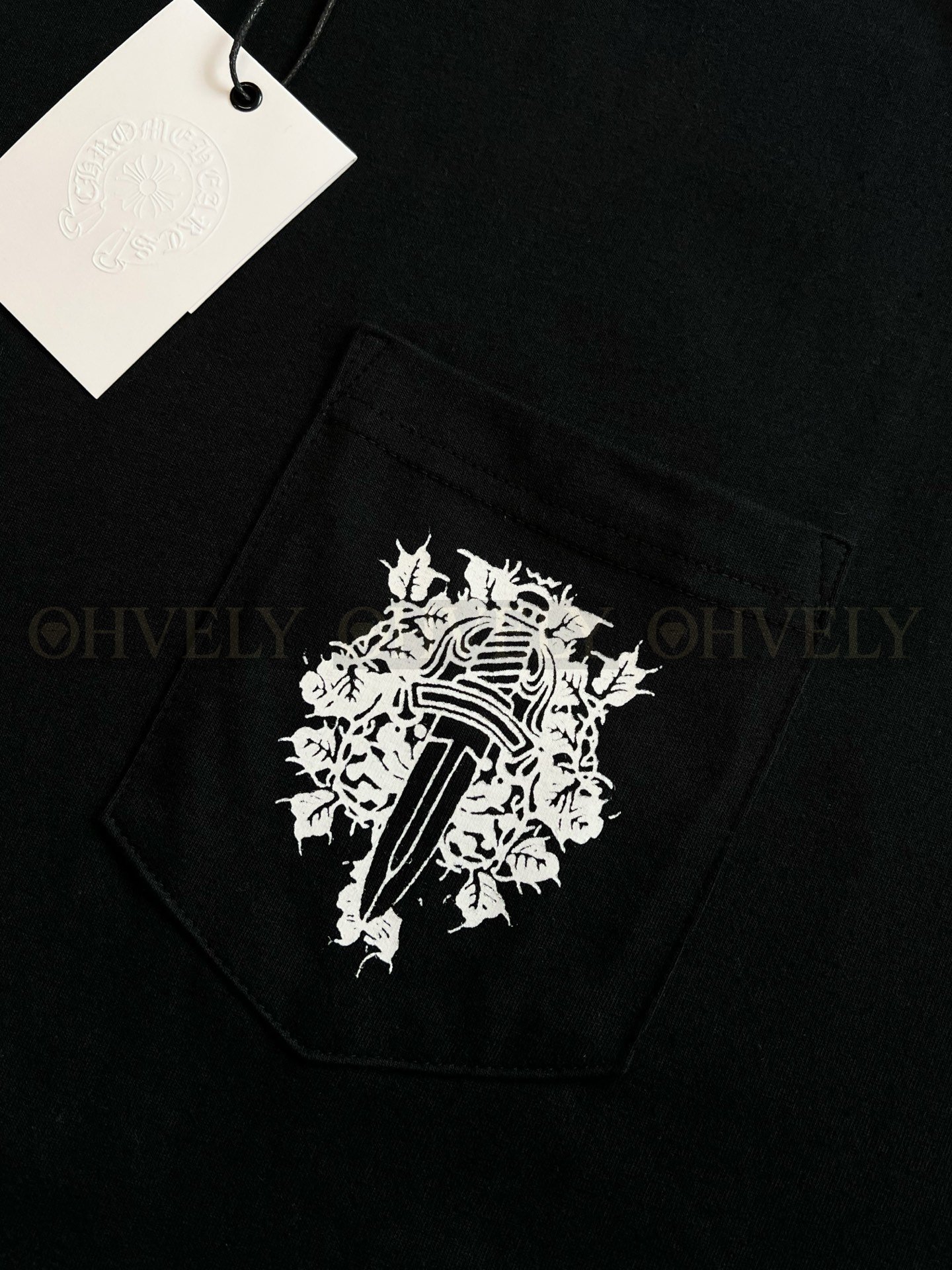 【 ZP버전 】크롬하츠 Chrome Hearts 넥 로고 대거 포켓 반팔 티셔츠 상품 썸네일