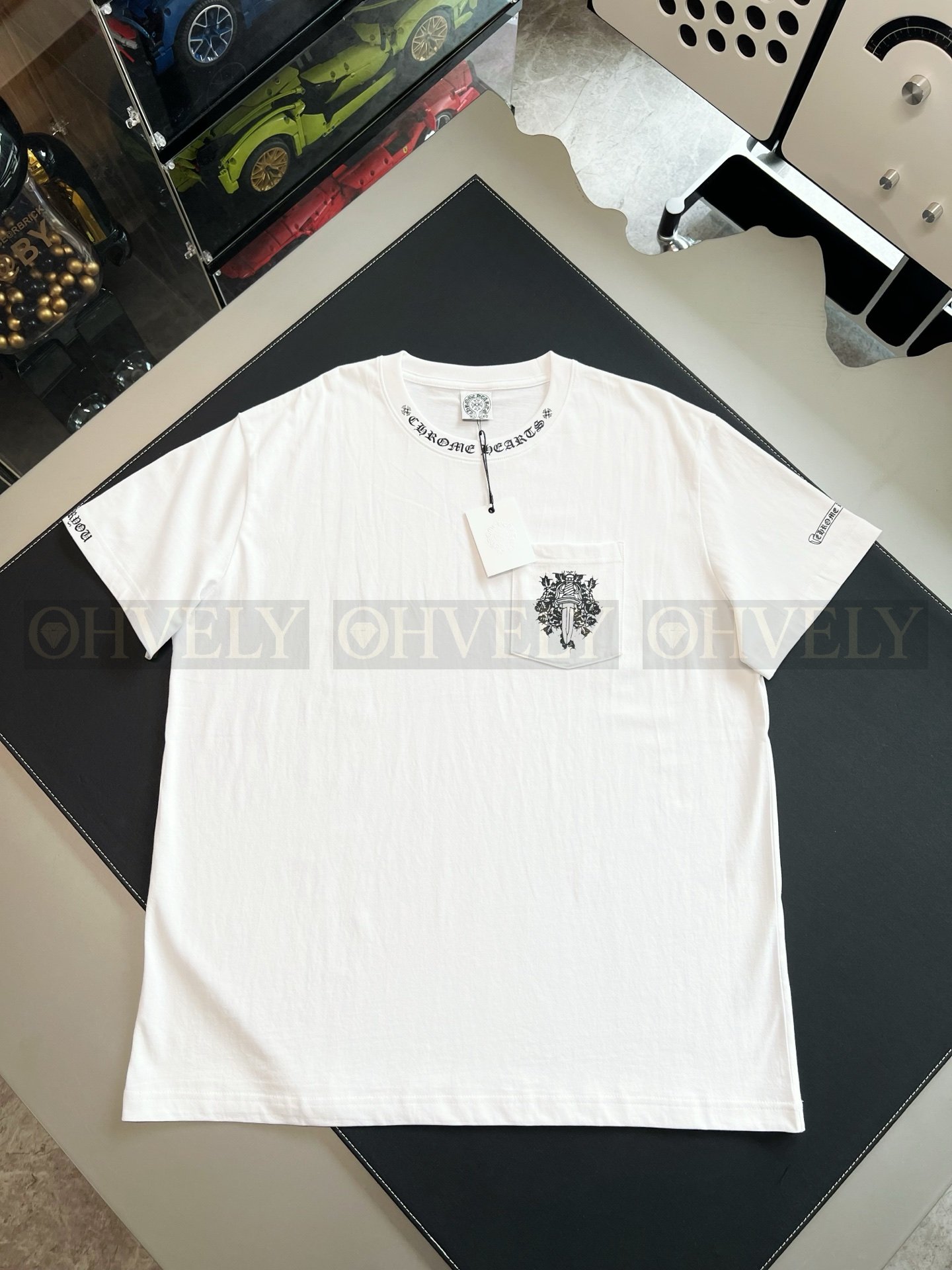 【 ZP버전 】크롬하츠 Chrome Hearts 넥 로고 대거 포켓 반팔 티셔츠 상품 썸네일