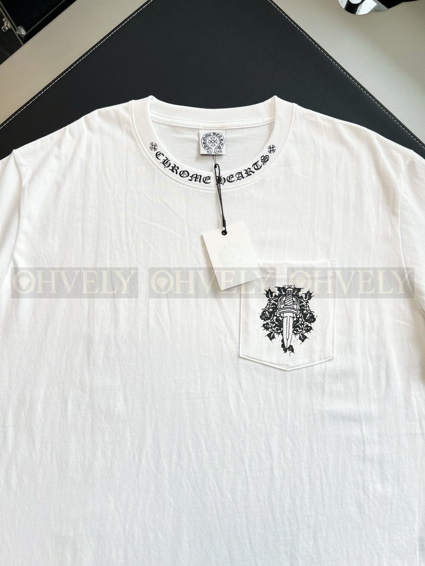 【 ZP버전 】크롬하츠 Chrome Hearts 넥 로고 대거 포켓 반팔 티셔츠 상품 썸네일
