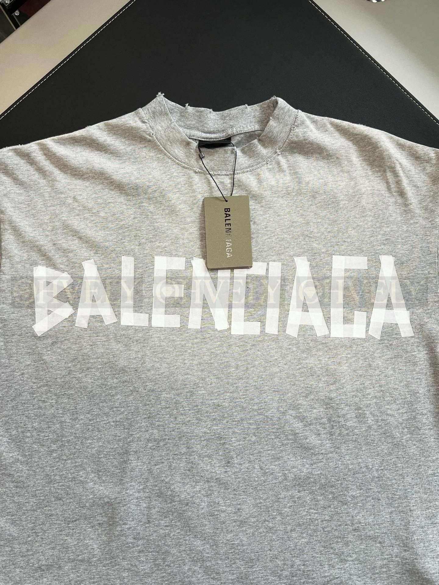 【 ZP버전 】발렌시아가 Balenciaga 테이프 타입 로고 디스트레스트 반팔 티셔츠 그레이 상품 썸네일