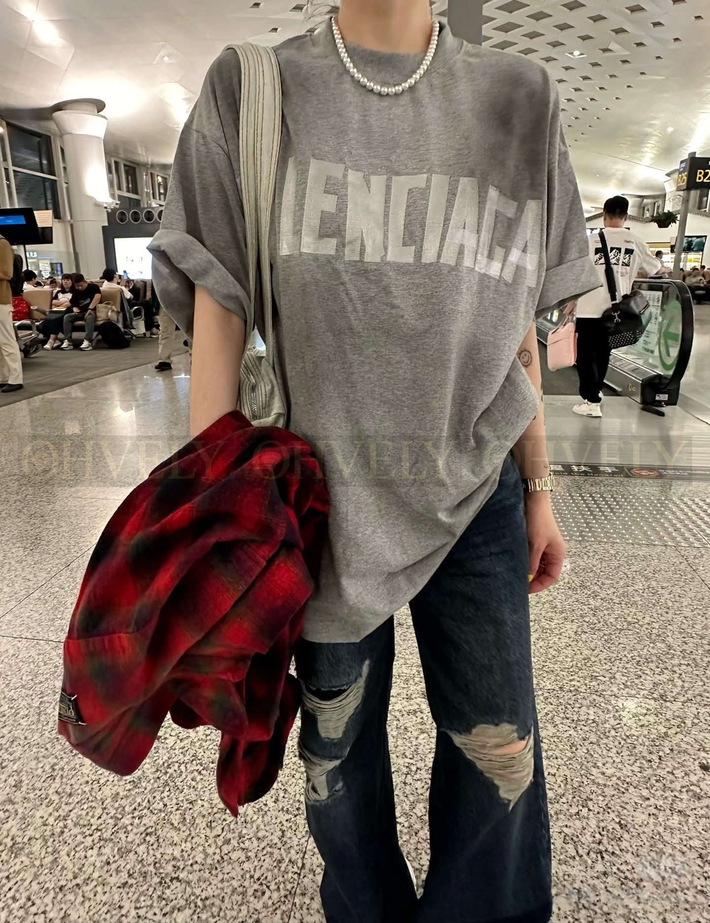 【 ZP버전 】발렌시아가 Balenciaga 테이프 타입 로고 디스트레스트 반팔 티셔츠 그레이 상품 썸네일
