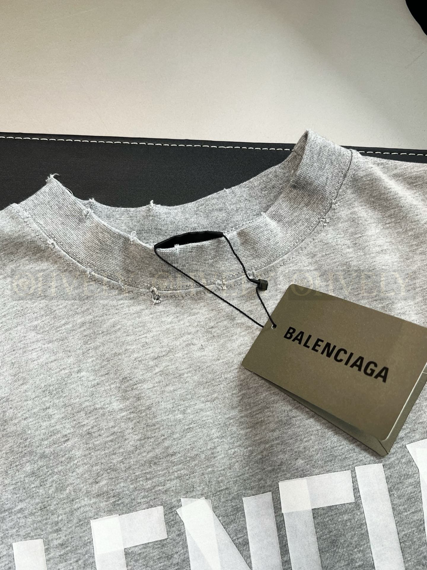 【 ZP버전 】발렌시아가 Balenciaga 테이프 타입 로고 디스트레스트 반팔 티셔츠 그레이 상품 썸네일