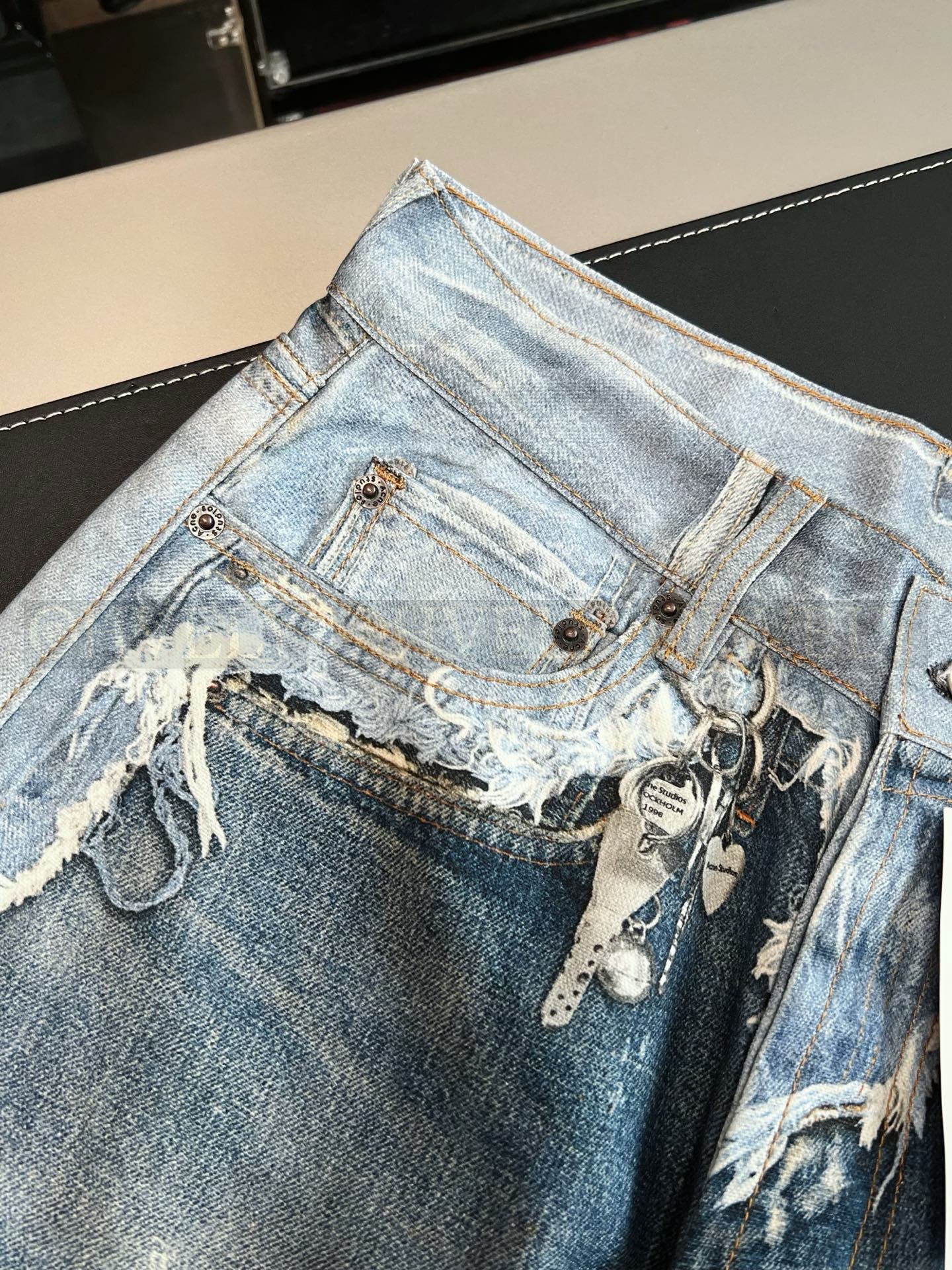 【 ZP버전 】아크네 스튜디오 Acne Studios 트롱프뢰유 디스트레스드 프린트 와이드 레그 데님 팬츠 상품 썸네일