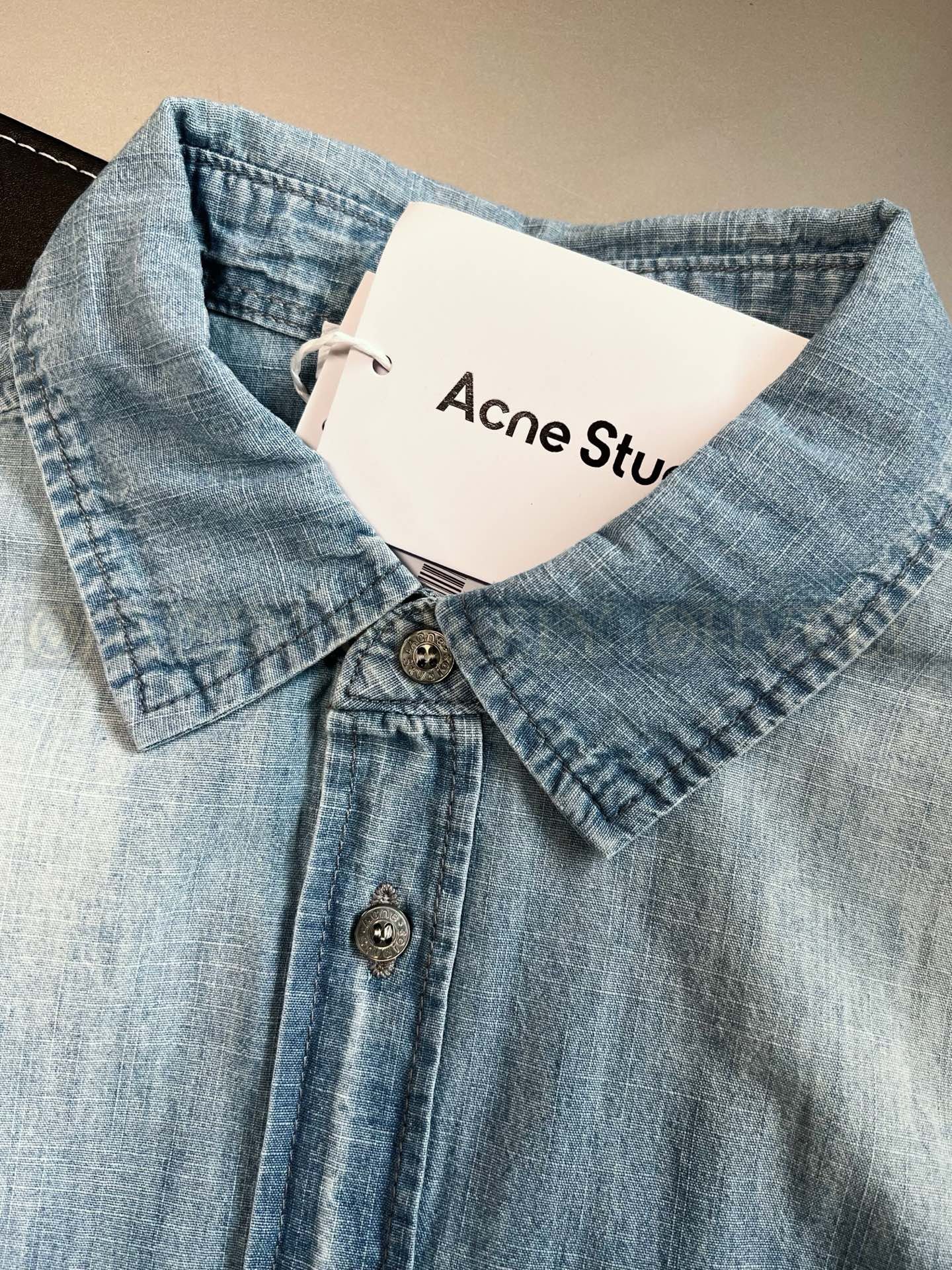 【 ZP버전 】아크네 스튜디오 Acne Studios 1996 로고 자수 워싱 데님 반팔 셔츠 상품 썸네일