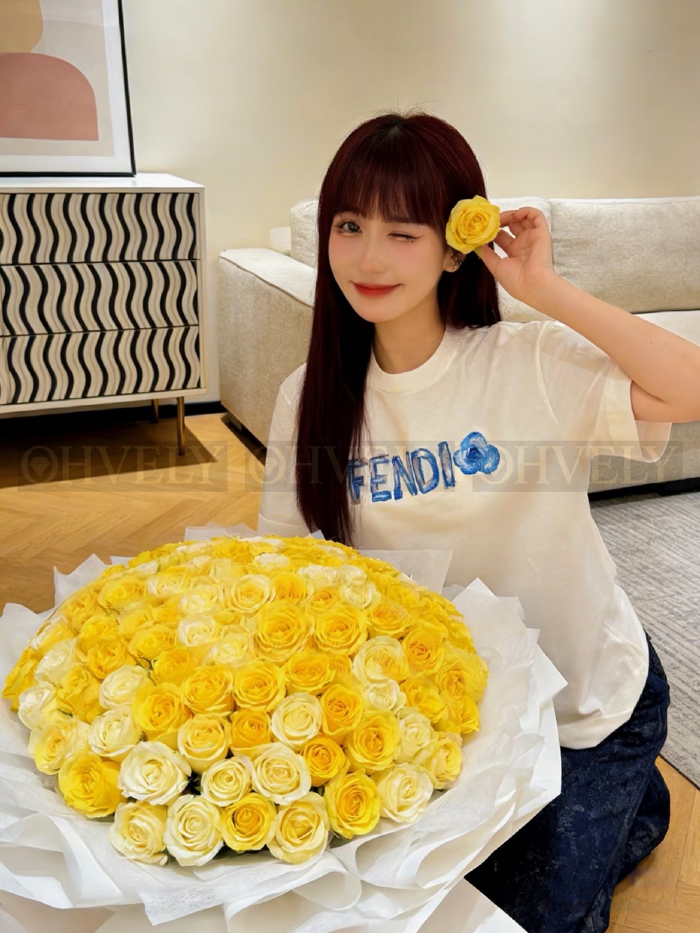 【 ZP버전 】펜디 Fendi 핸드 드로잉 로고 자수 티셔츠 상품 썸네일