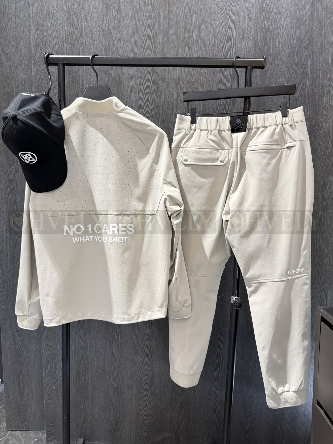 G/FORE 지포어 남성 NO 1 CARES 백프린팅 스탠드 칼라 하프 집업 아노락 재킷 및 조거 팬츠 세트 (베이지 / 차콜) 상품 썸네일