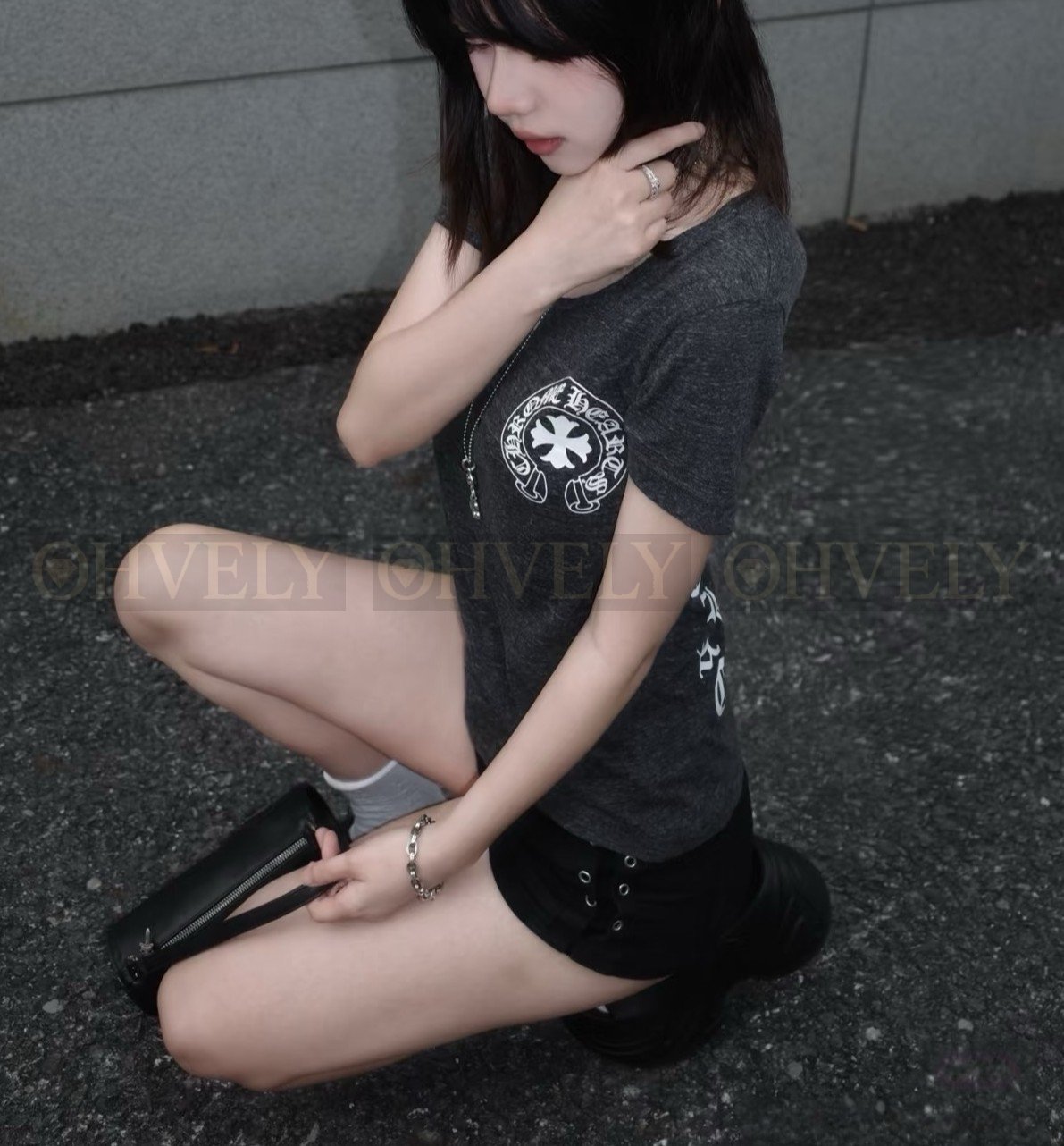 【 ZP버전 】크롬하츠 브이넥 고딕 폰트 백 프린트 반팔 티셔츠 상품 썸네일