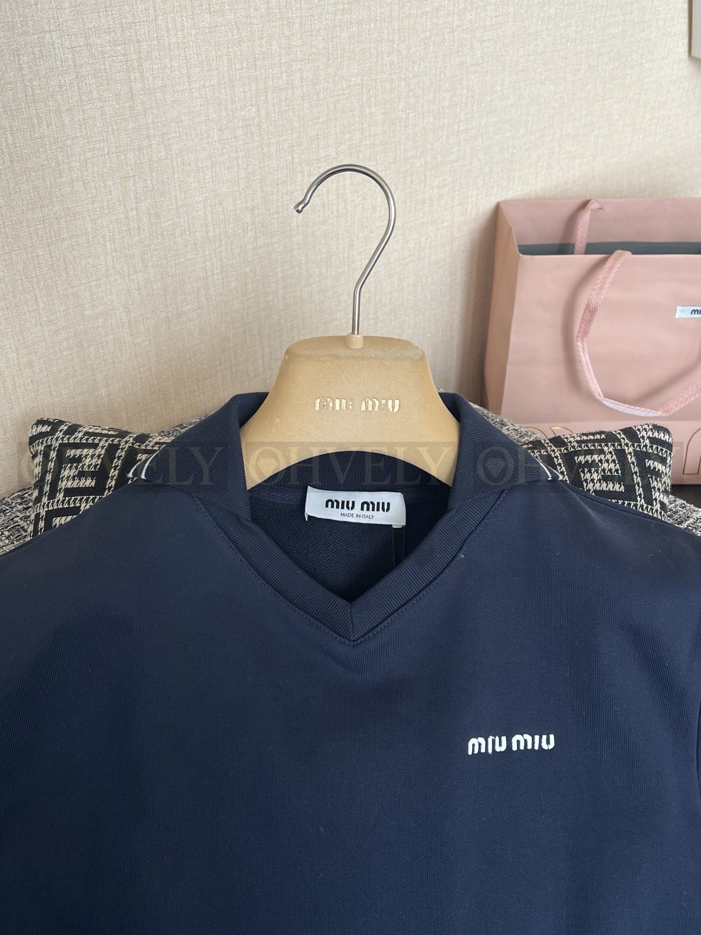 【 ZP버전 】미우미우 네이비 크롭 브이넥 반소매 티셔츠 상품 썸네일