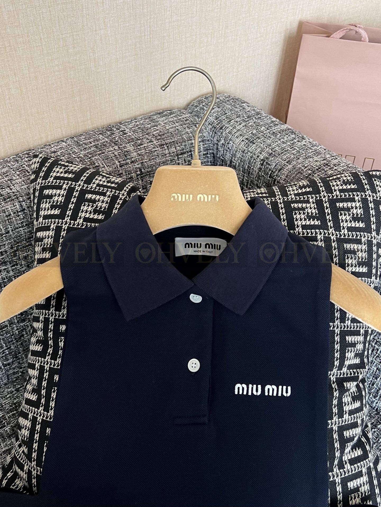 【 ZP버전 】미우미우 신상 폴로넥 슬리브리스 탑 상품 썸네일
