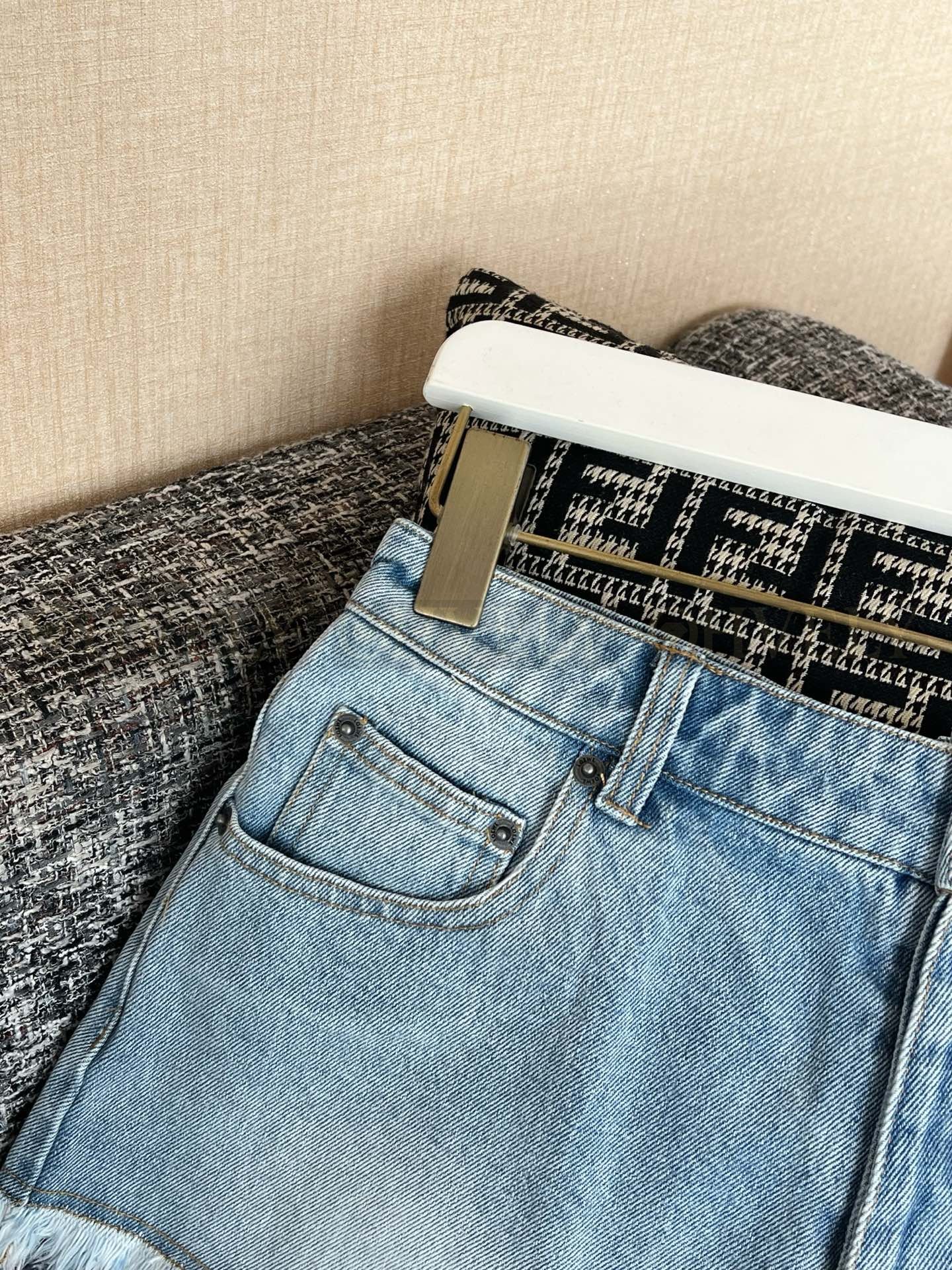 【 ZP버전 】로에베 백 포켓 자수 데님 쇼츠 블루 상품 썸네일