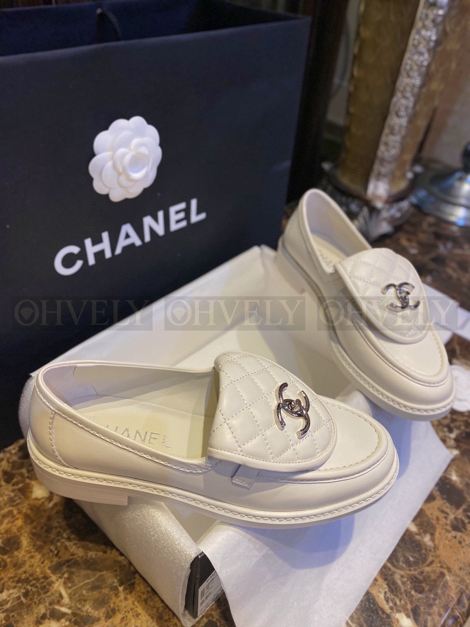 【 ZP버전 】CN 램스킨 다이아몬드 퀼팅 턴락 탭 로퍼 화이트 상품 썸네일