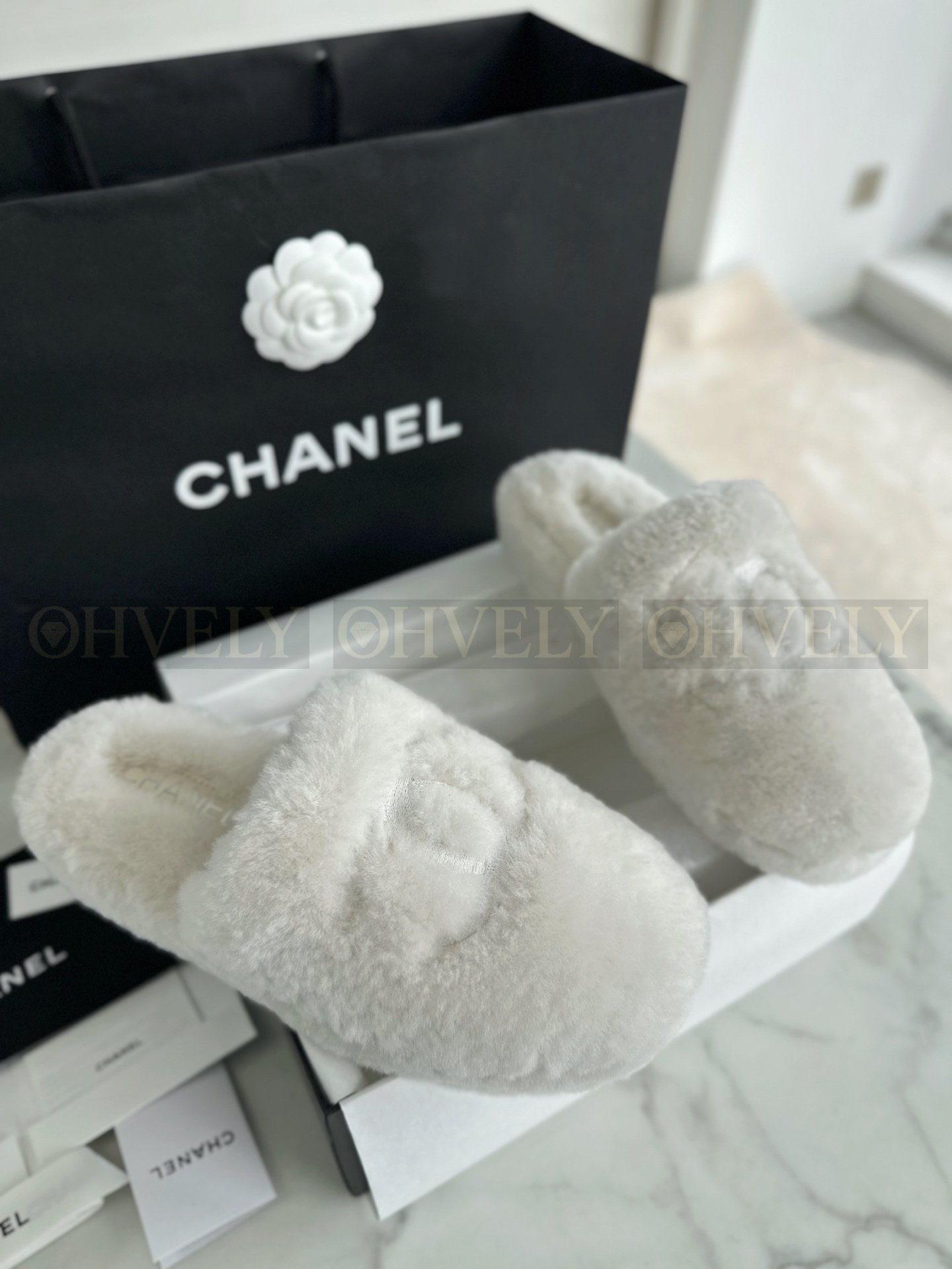 【 ZP버전 】CH 턴락 로고 시어링 퍼 슬리퍼 뮬 화이트 상품 썸네일
