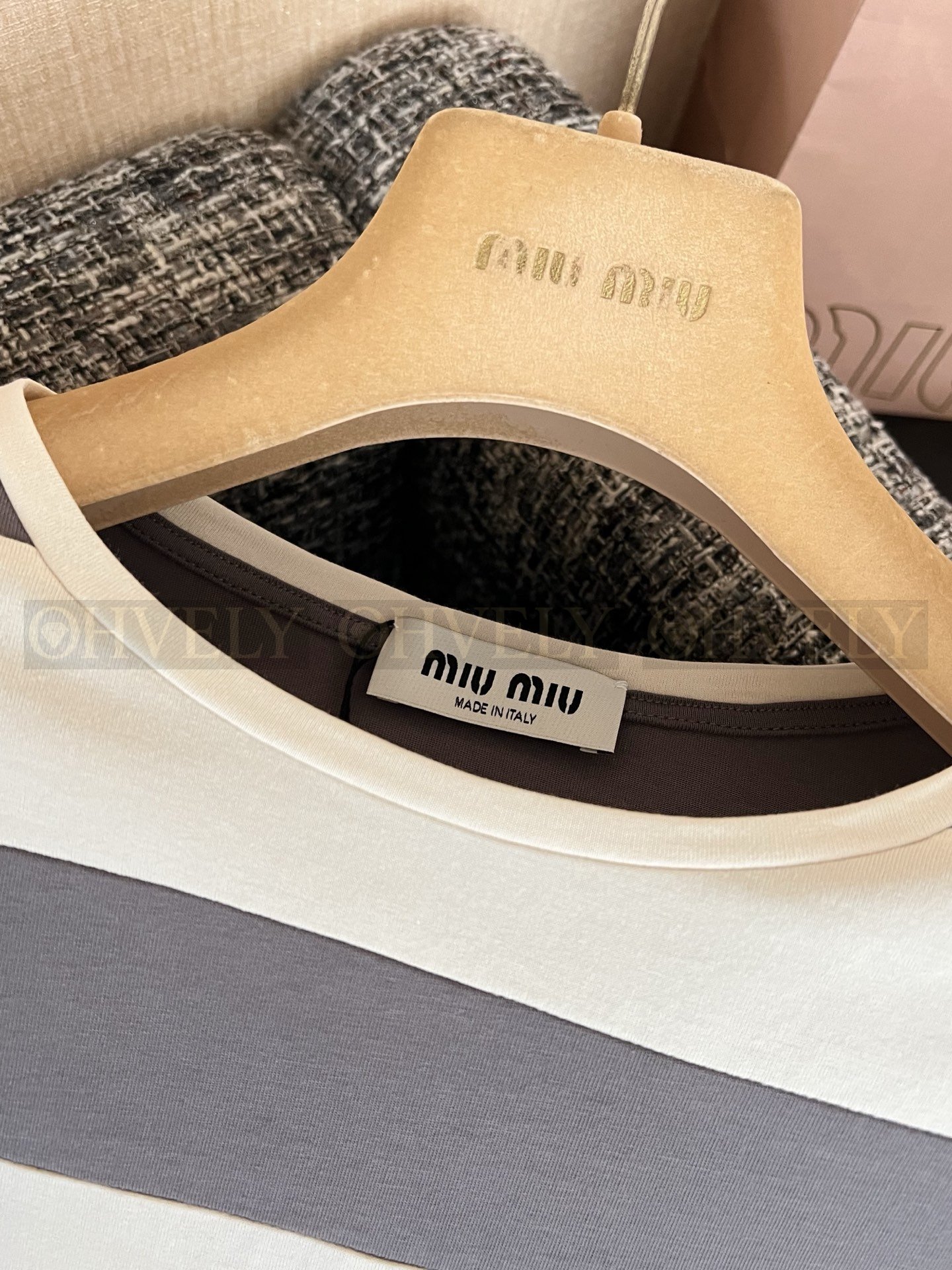 【 ZP버전 】MIU 그레이 화이트 스트라이프 반팔 티셔츠 상품 썸네일