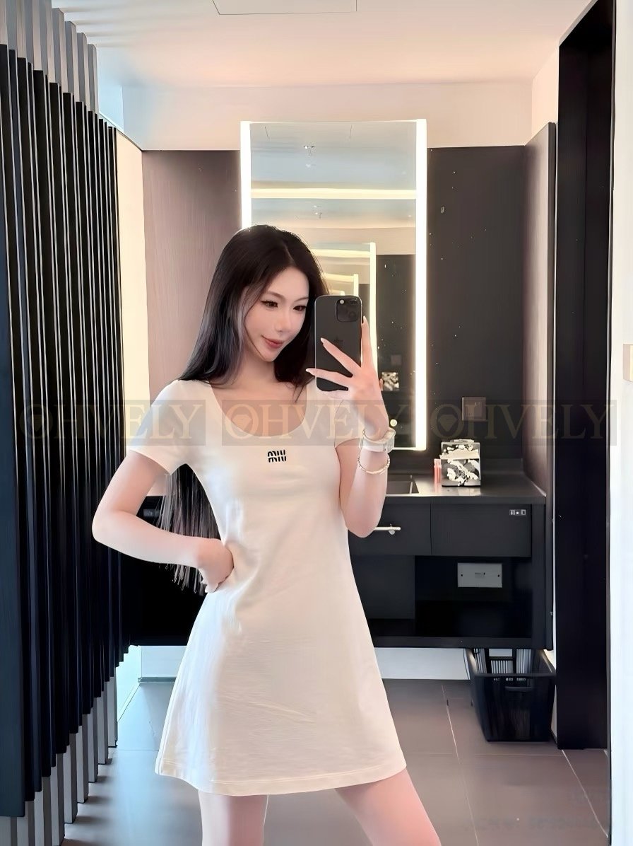 【 ZP버전 】MIU 신형 배지 슬림핏 원피스 상품 썸네일