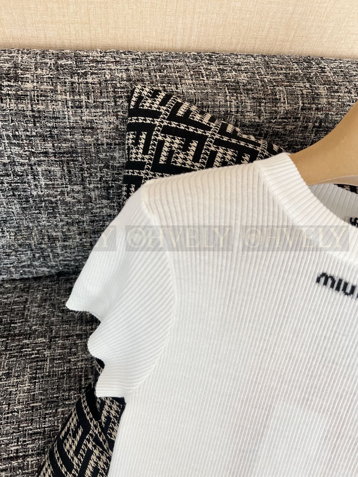 【 ZP버전 】MIU 클래식 화이트 니트 반팔 티셔츠 상품 썸네일