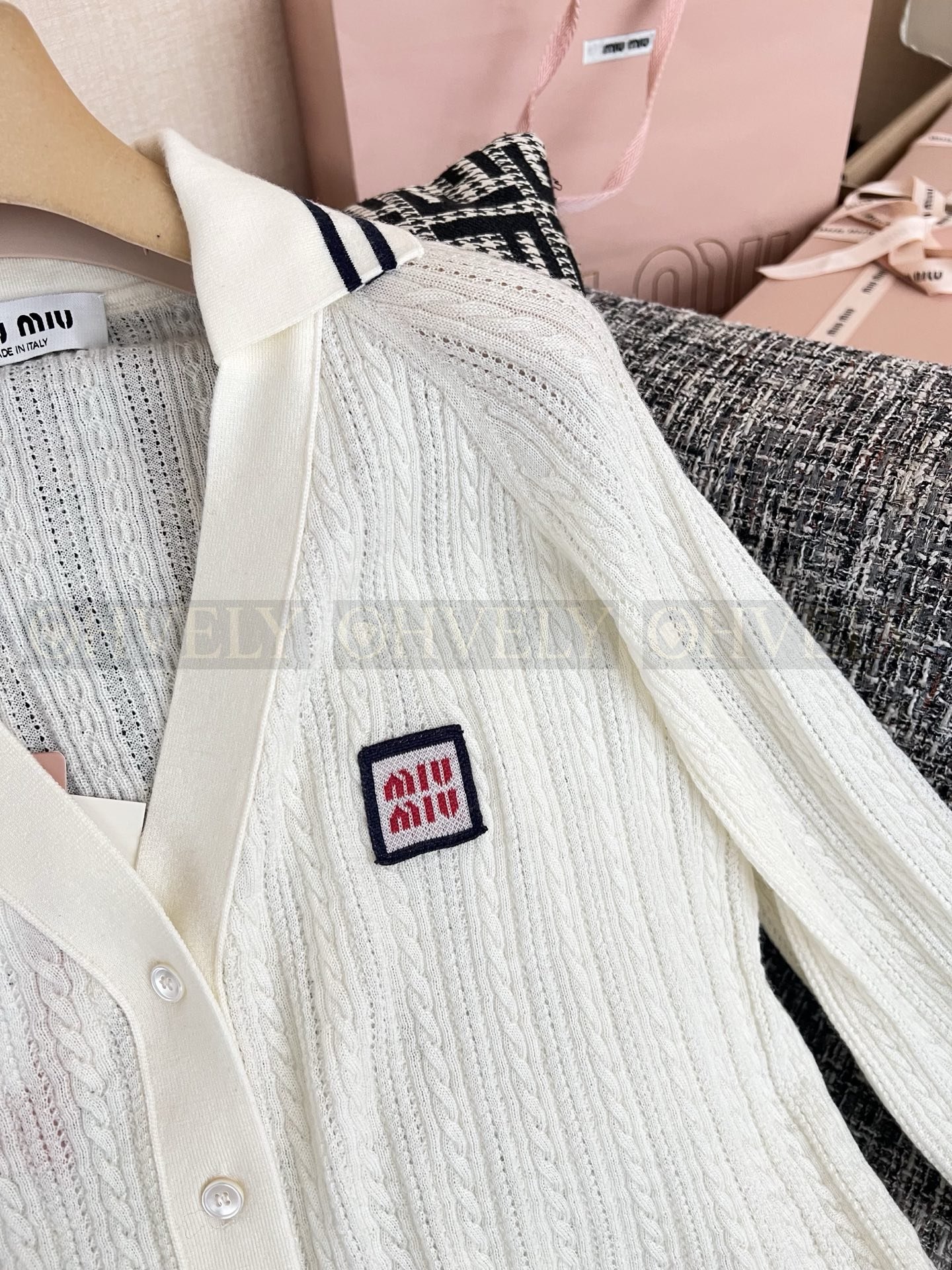 【 ZP버전 】MIU 배색 레터링 니트 가디건 상품 썸네일