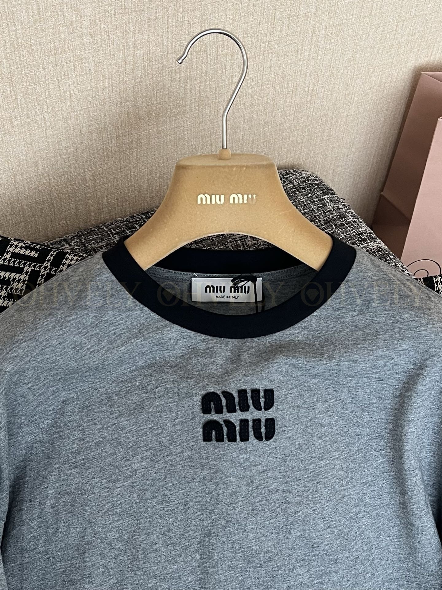 【 ZP버전 】MIU 그레이 와펜 자수 긴팔 티셔츠 상품 썸네일