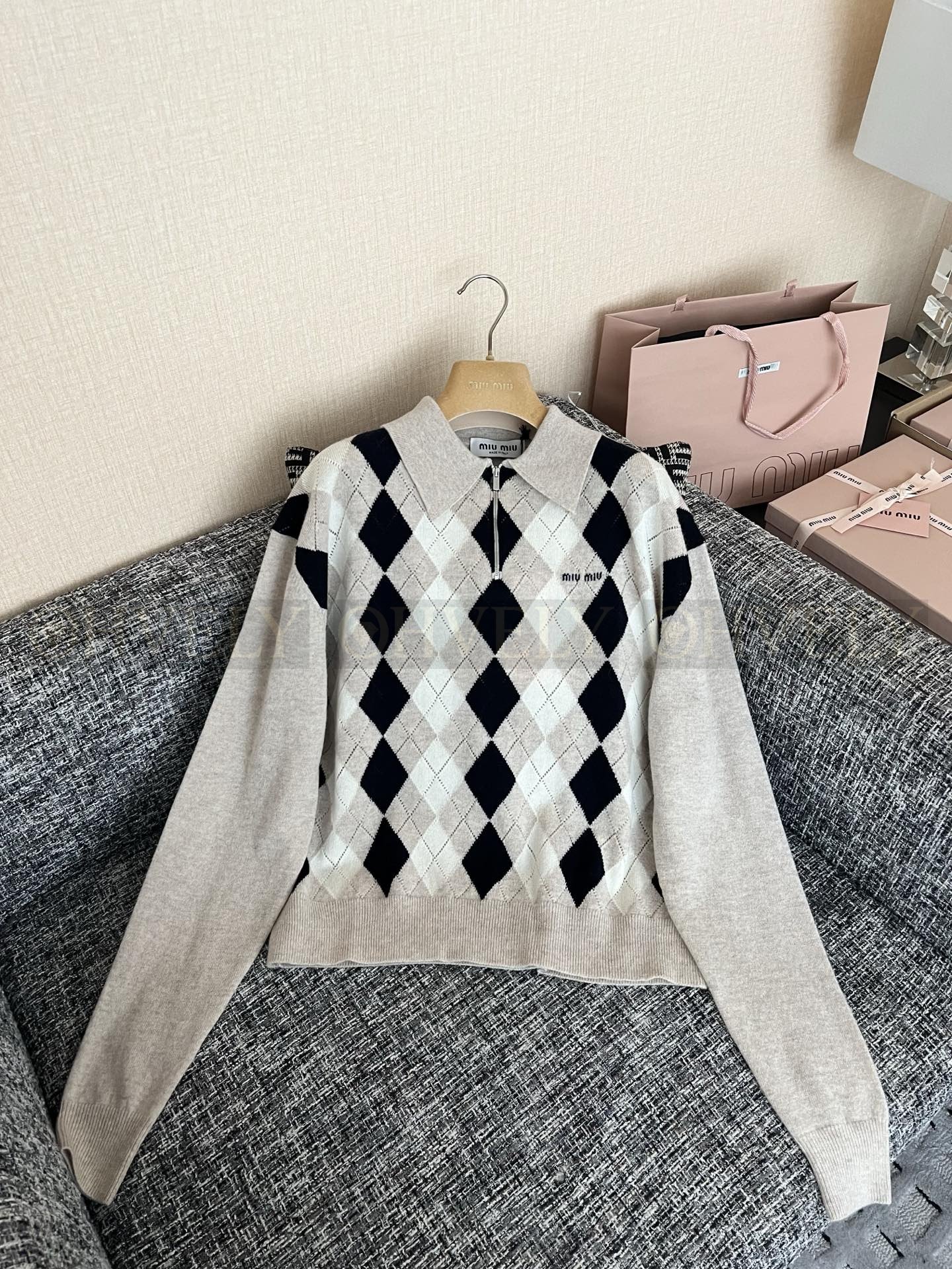 【 ZP버전 】 MIU 빈티지 아가일 하프집업 카라 니트 상품 썸네일