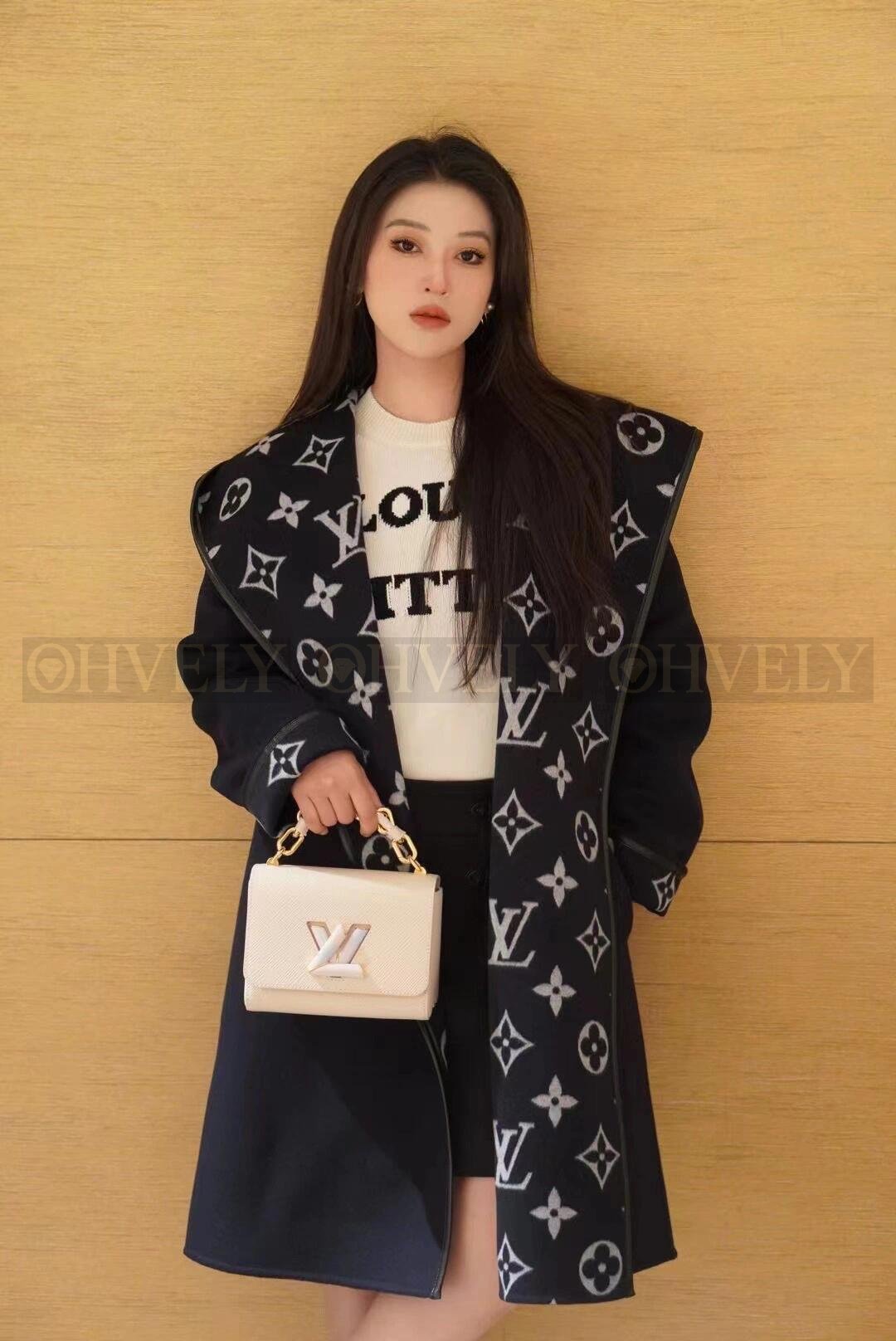 【 ZP버전 】LV 모노그램 벨티드 후드 랩 코트 네이비 상품 썸네일
