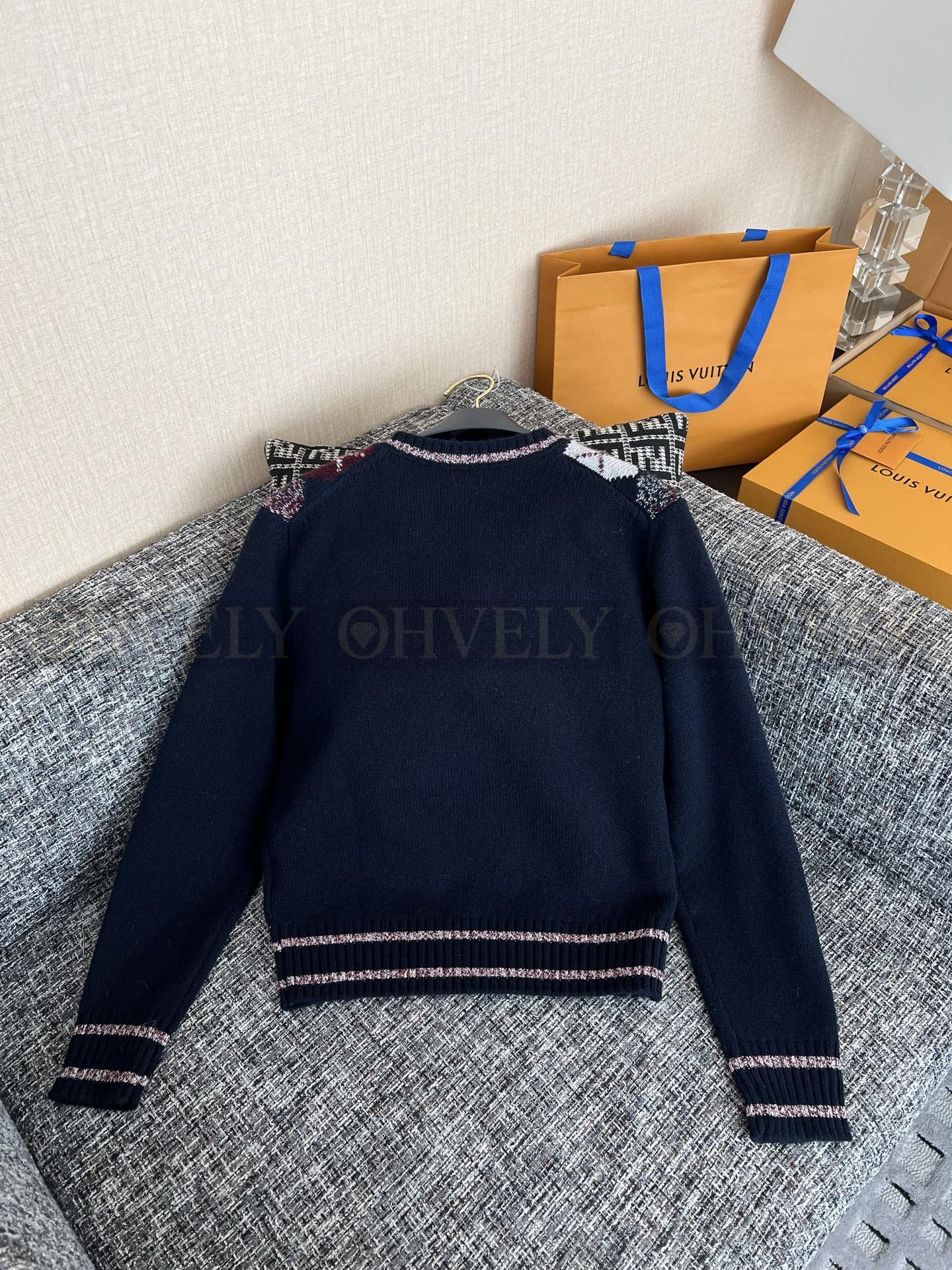 【 ZP버전 】LV 입체 자수 아가일 브이넥 니트 상품 썸네일